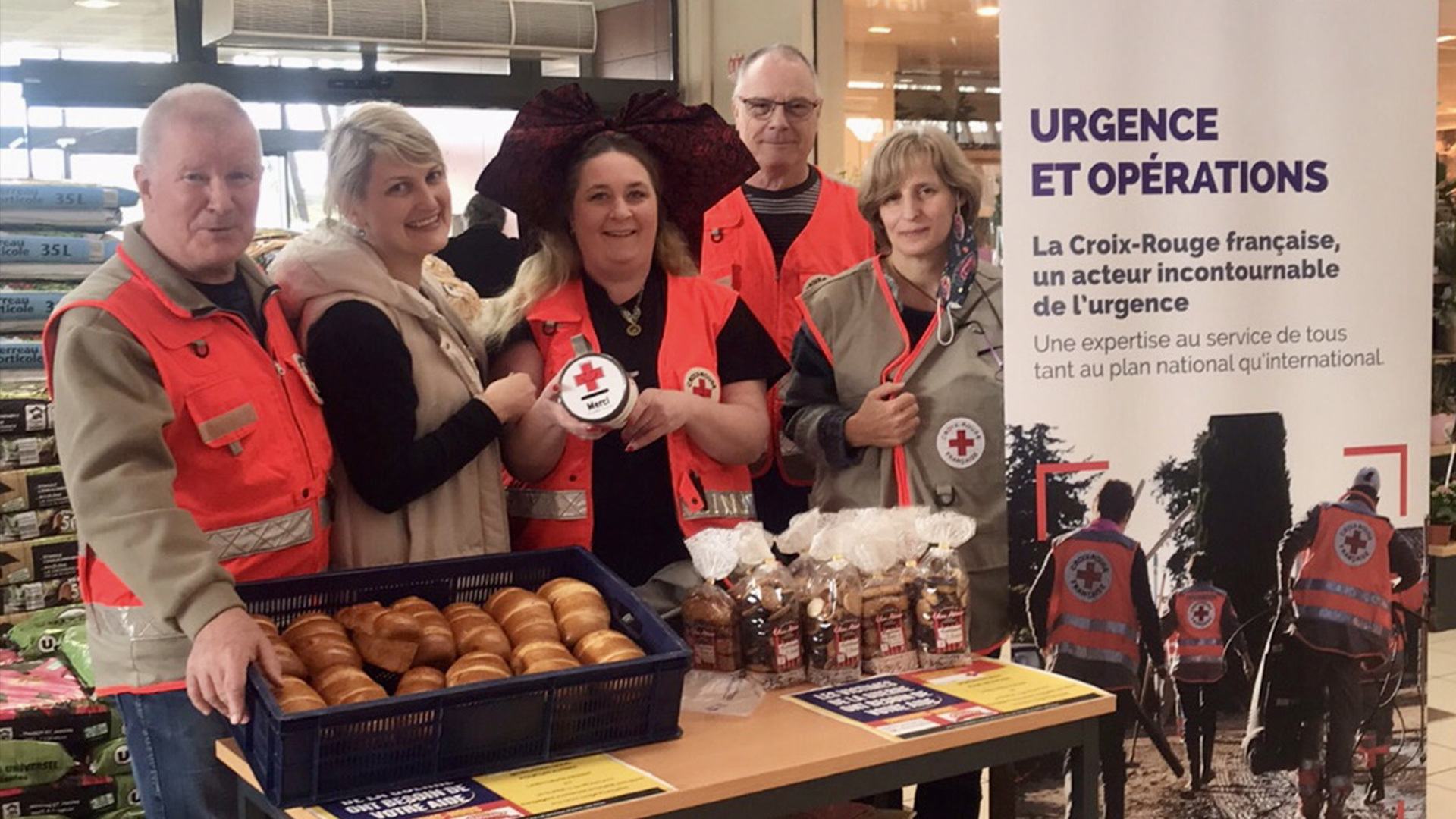 Croix Rouge de Mulhouse en première ligne pour l'accueil des réfugiés - Opération distribution de brioches à Pfastatt avec la biscuiterie Albisser