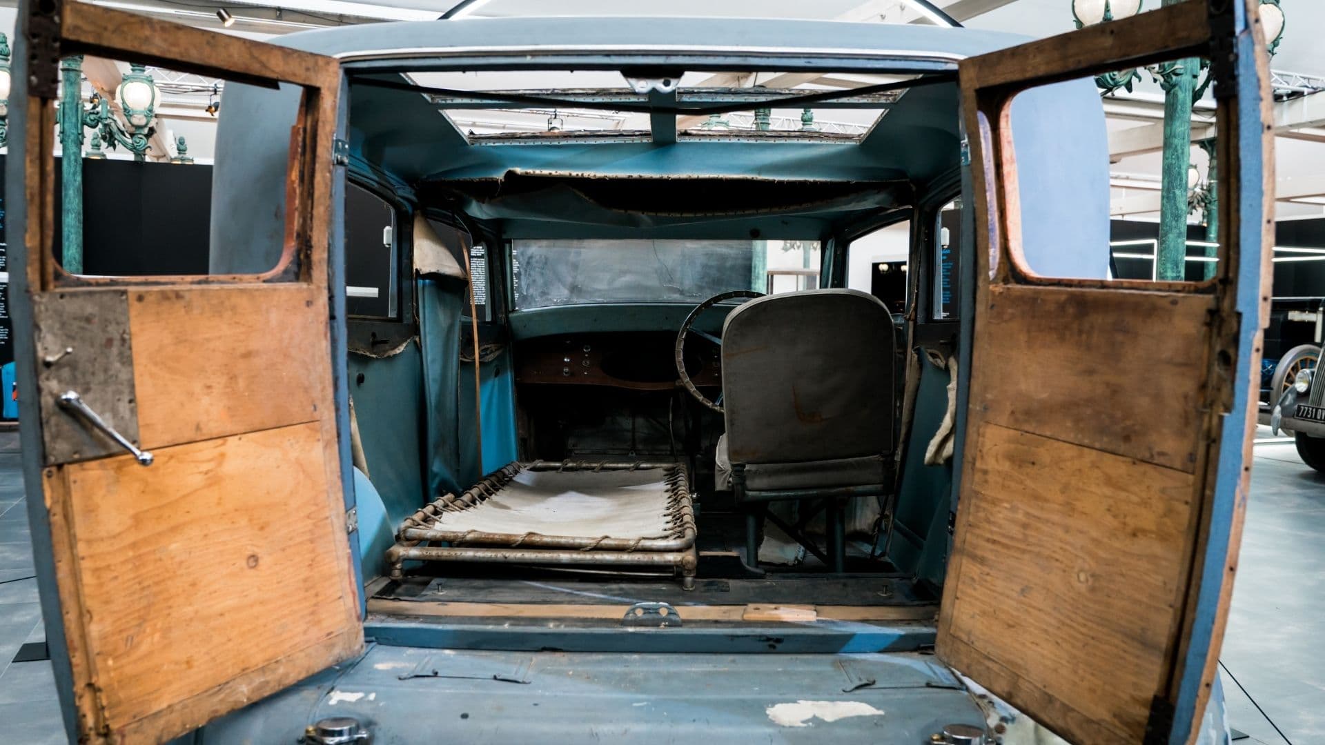 Intérieur d'une Bugatti transformée en ambulance