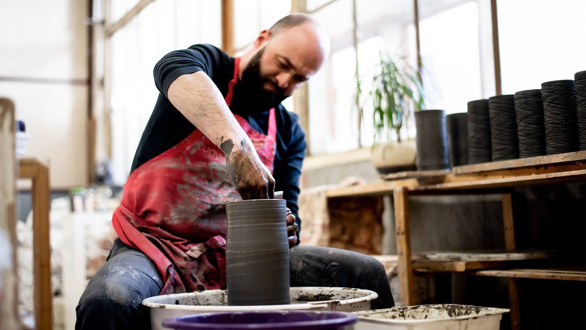 Mis’En Fête 2022 : marché de créateurs Giom Von Birgitta, potier céramiste entrain de confectionner une poterie