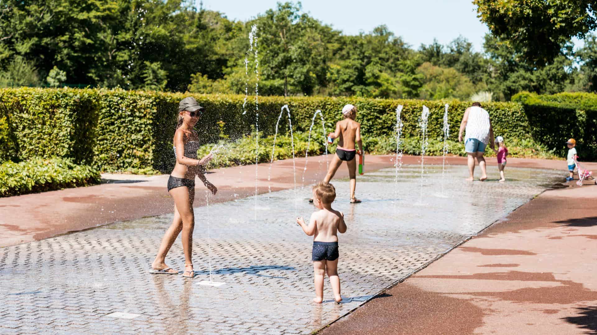 Jeux d'eau dans le parc des Jardins du Monde à Wittelsheim