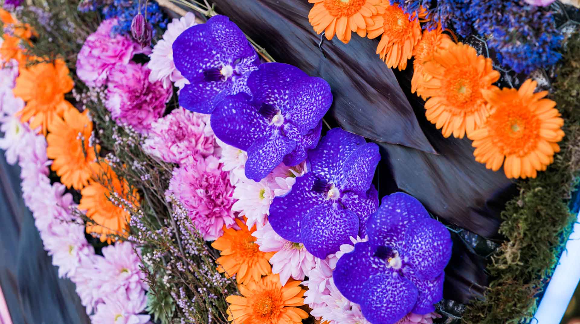 Folie Flore voyage au pays des jardins - couronne de fleurs orange et violette