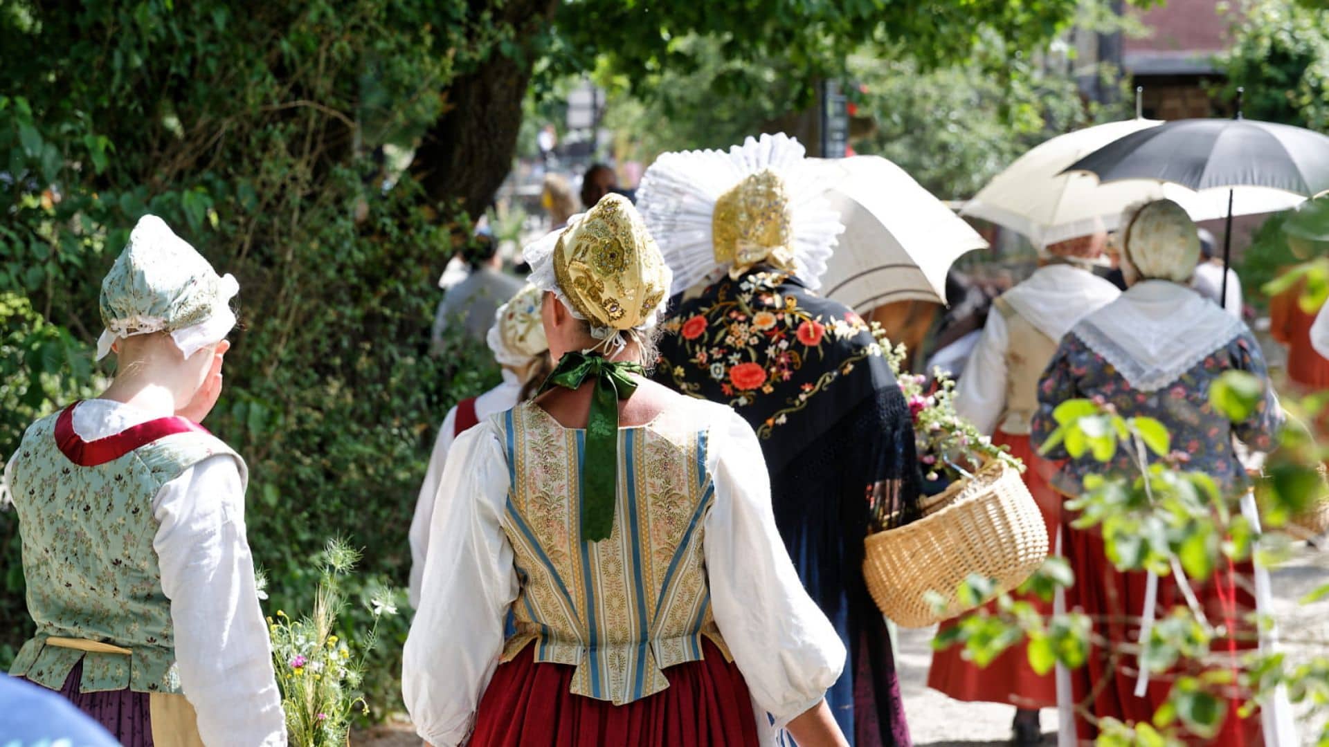 Alsaciennes en tenue traditionnelle à l'Écomusée d'Alsace