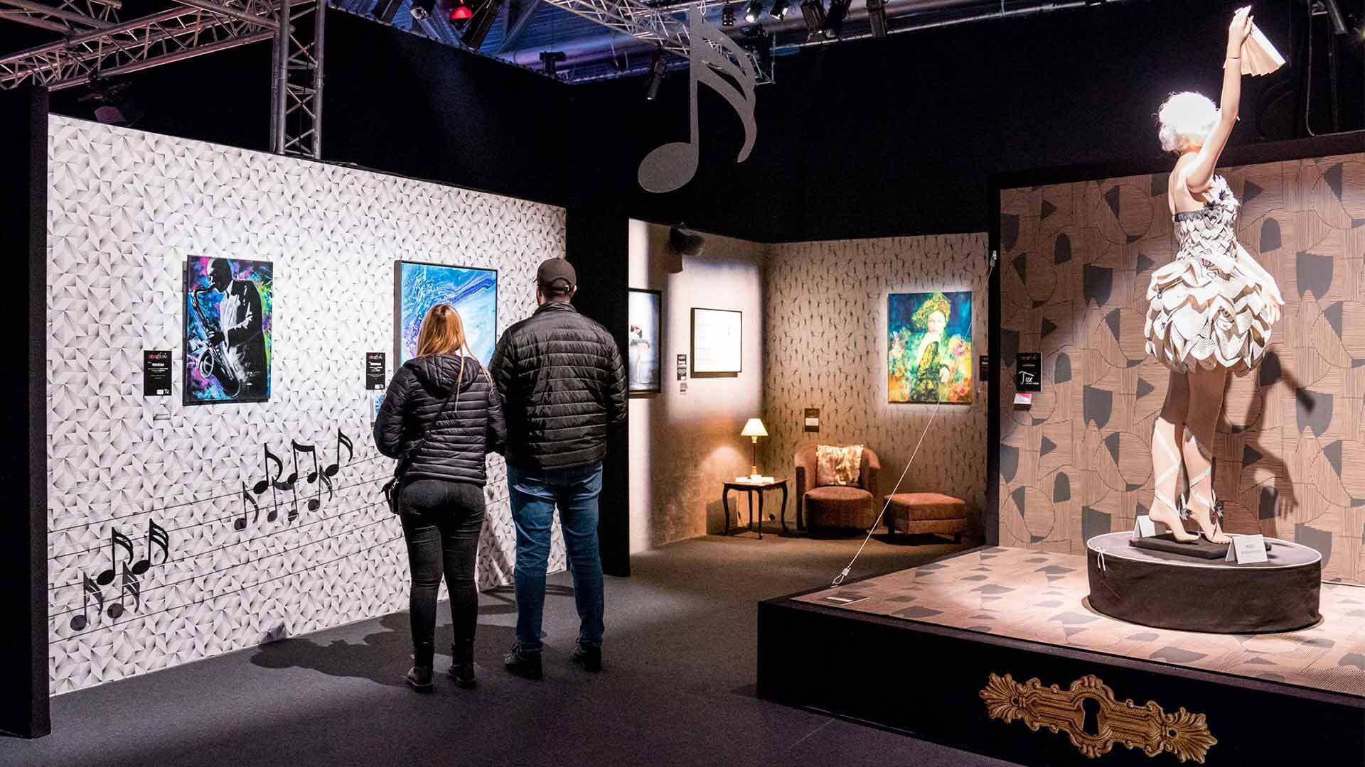 Foire de Mulhouse 2023 - m2Art Déco'Folie - Plan large de l'exposition avec deux visiteurs qui observent un tableau