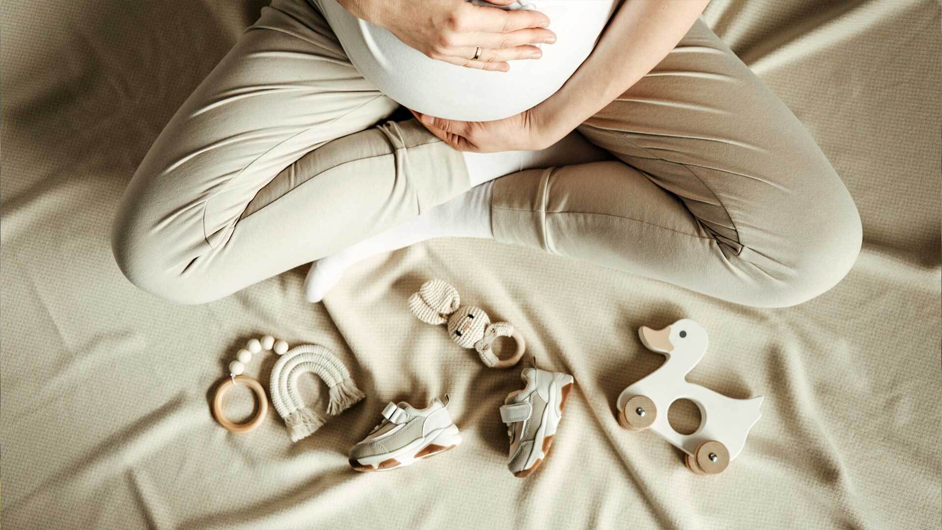 Femme enceinte avec jouets de bébé - Atelier Zéro Déchet m2A "Accueillir bébé durablement"