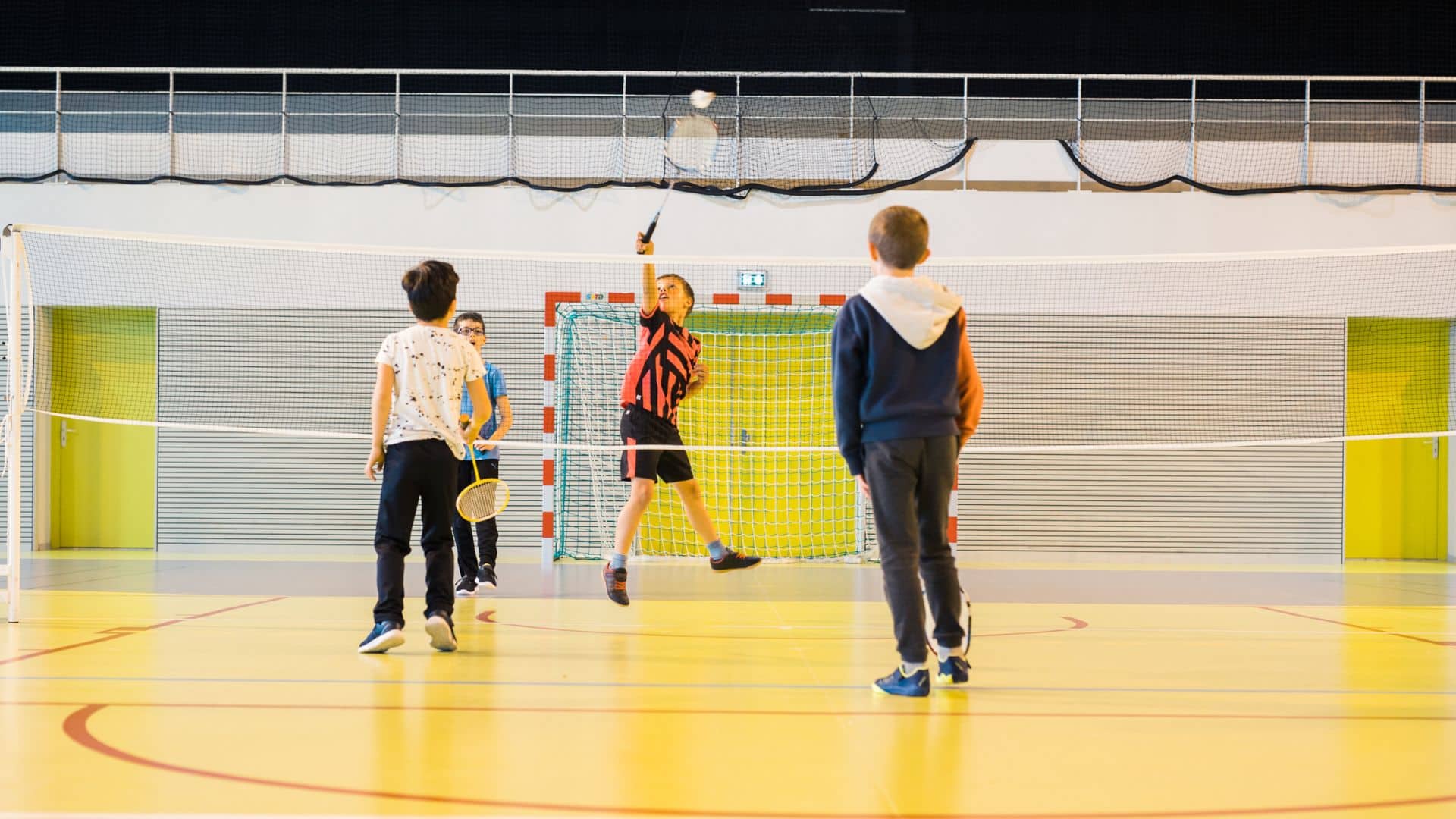 Les enfants des périscolaires m2A jouent au badminton 