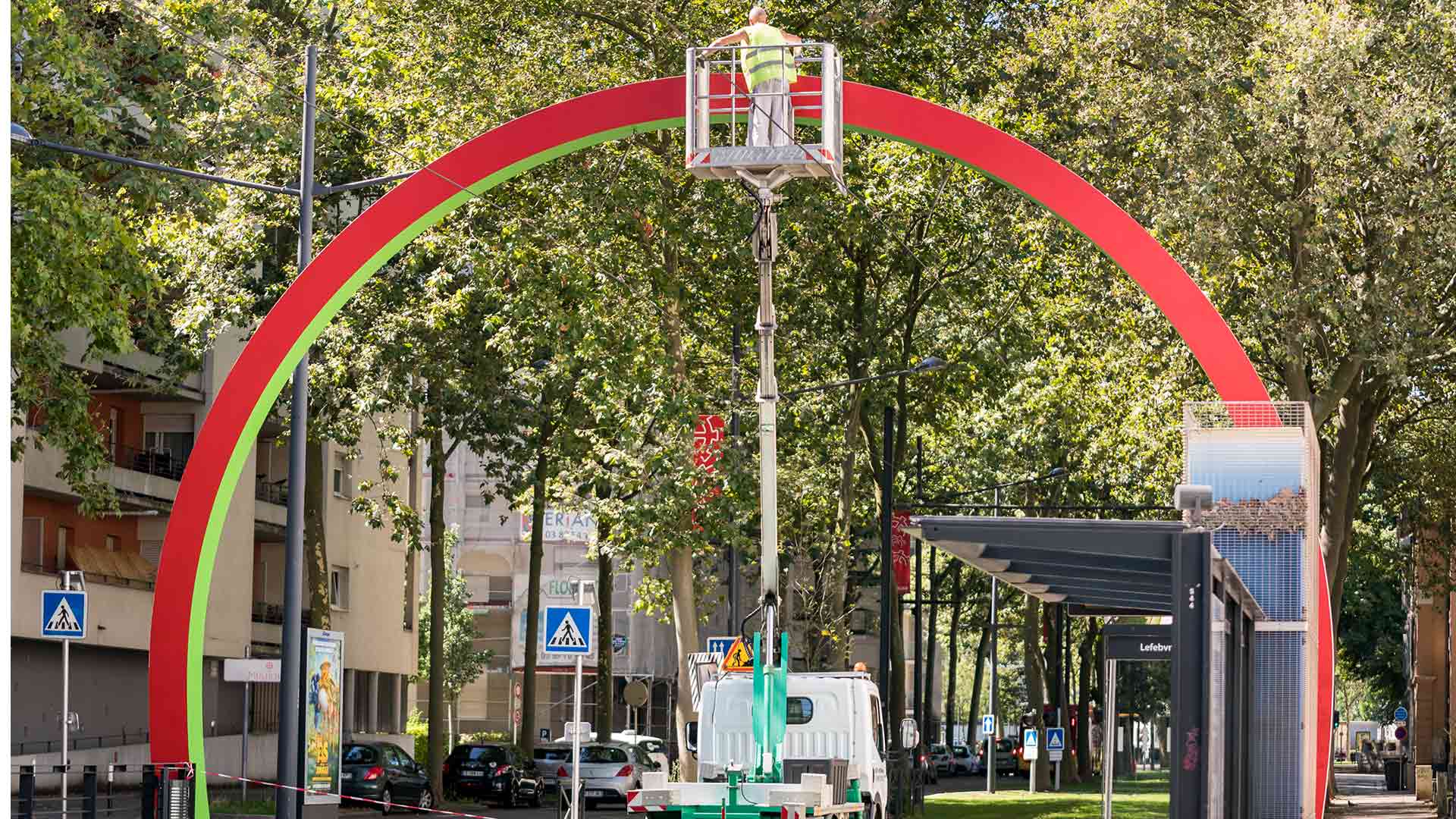 Restauration d'une arche de Buren à Mulhouse à la station de tram "Lefebvre"