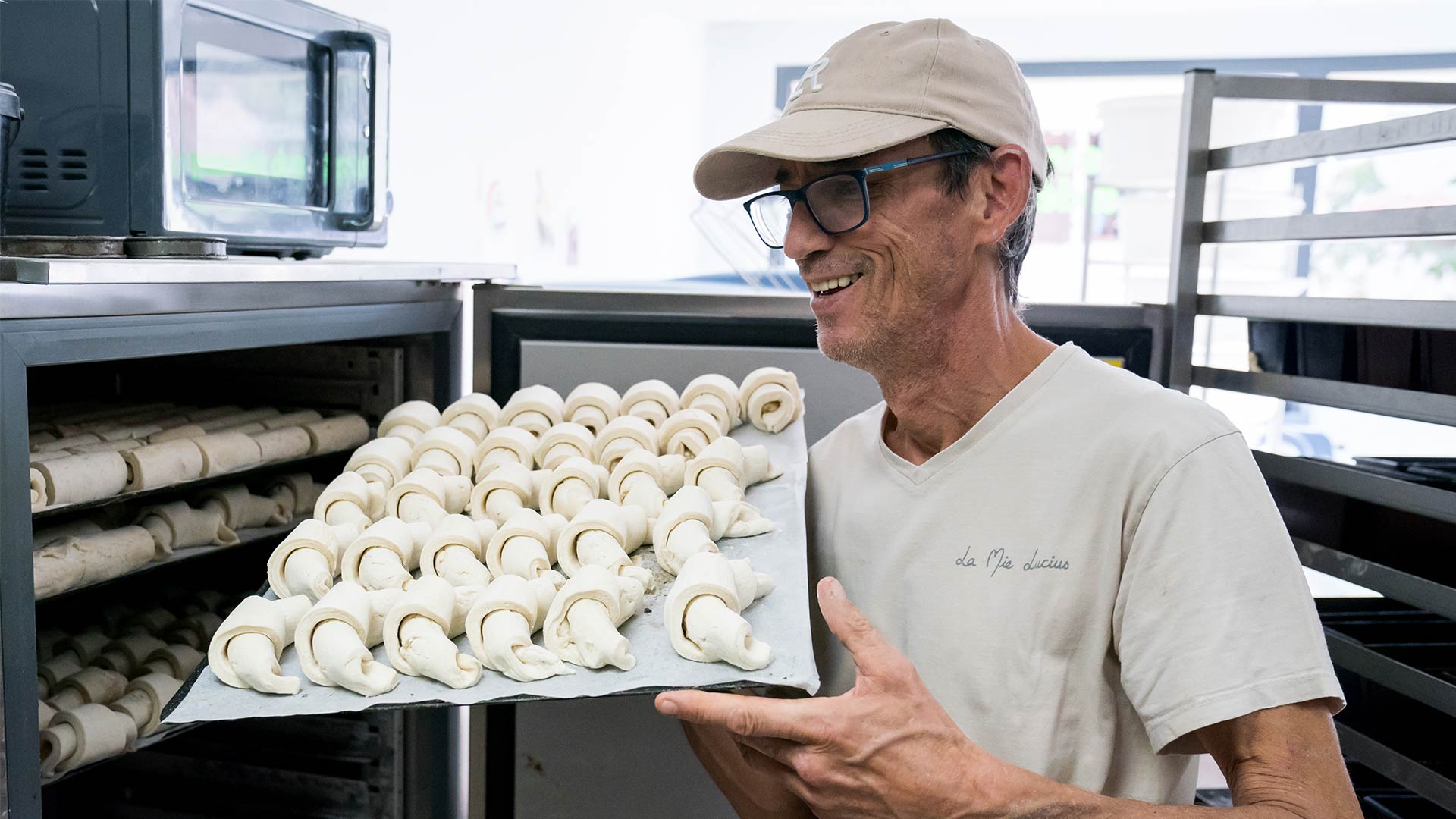 Dominique Lucius, gérant de la boulangerie, tient un plateau de croissant 