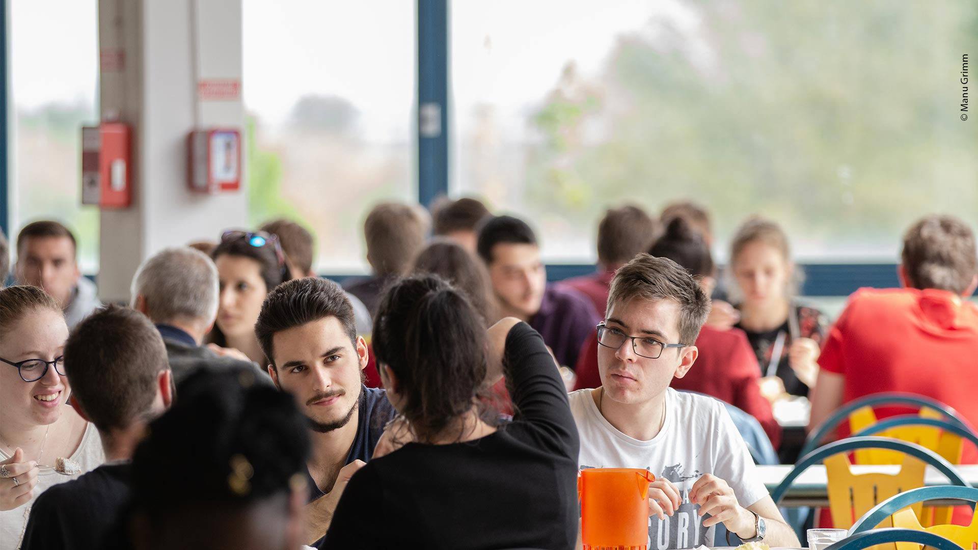 Etudiants qui déjeunent au restaurant universitaire de l'Illberg à Mulhouse