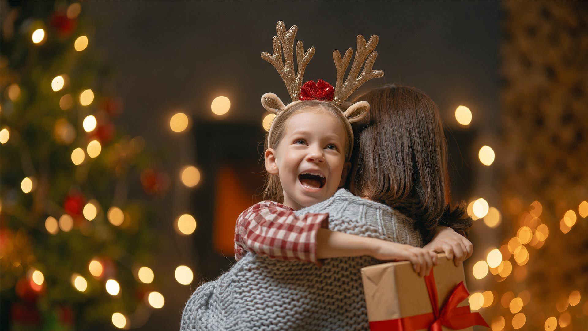 Enfant émerveillée par les animations de Noël