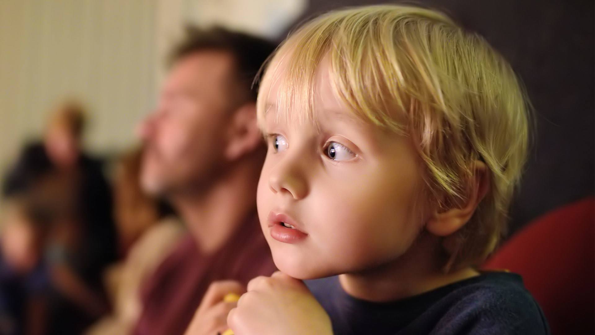 Enfant qui assiste à un spectacle