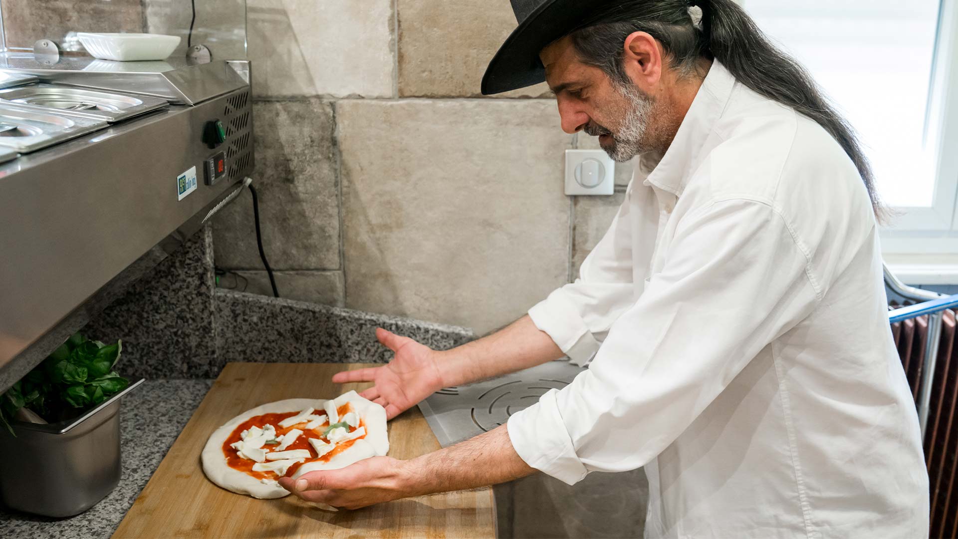 Préparation d'une pizza napolitaine "Margherita"
