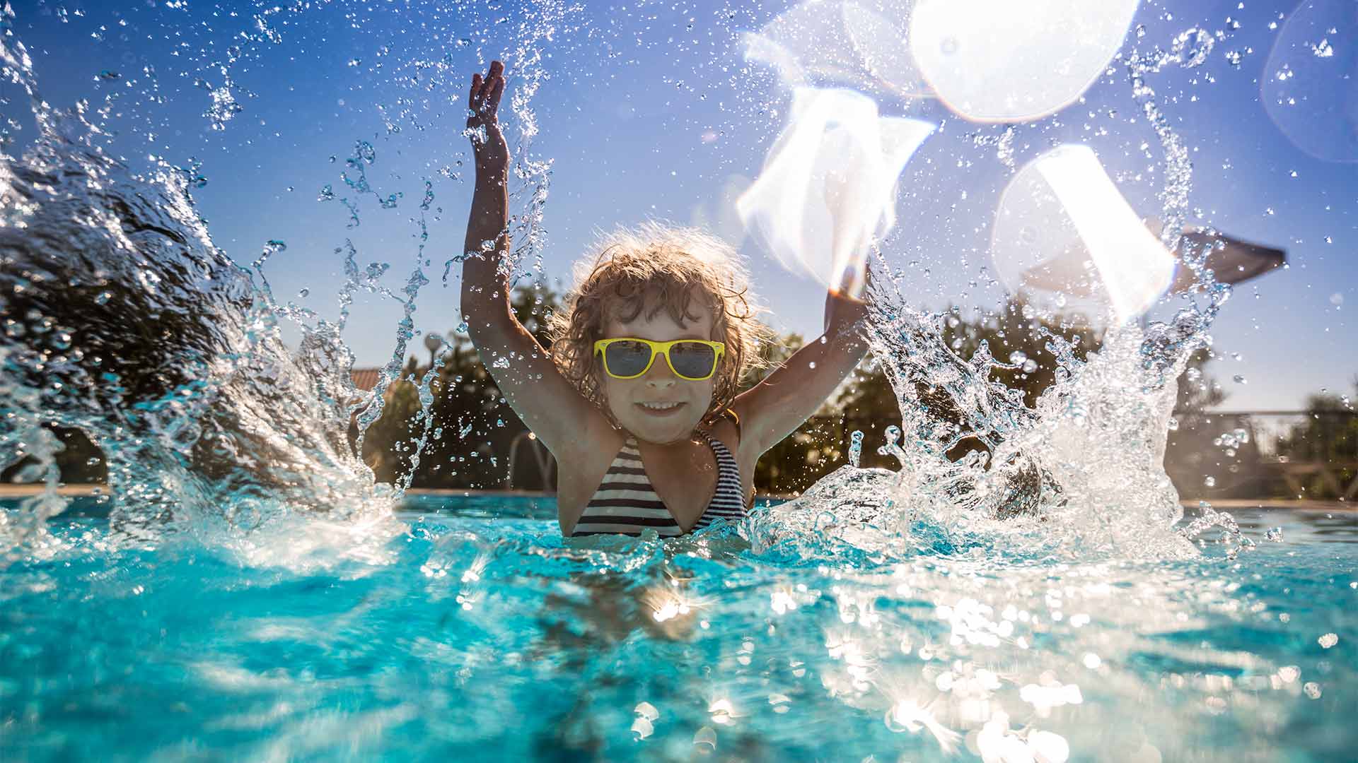 Enfant dans une piscine