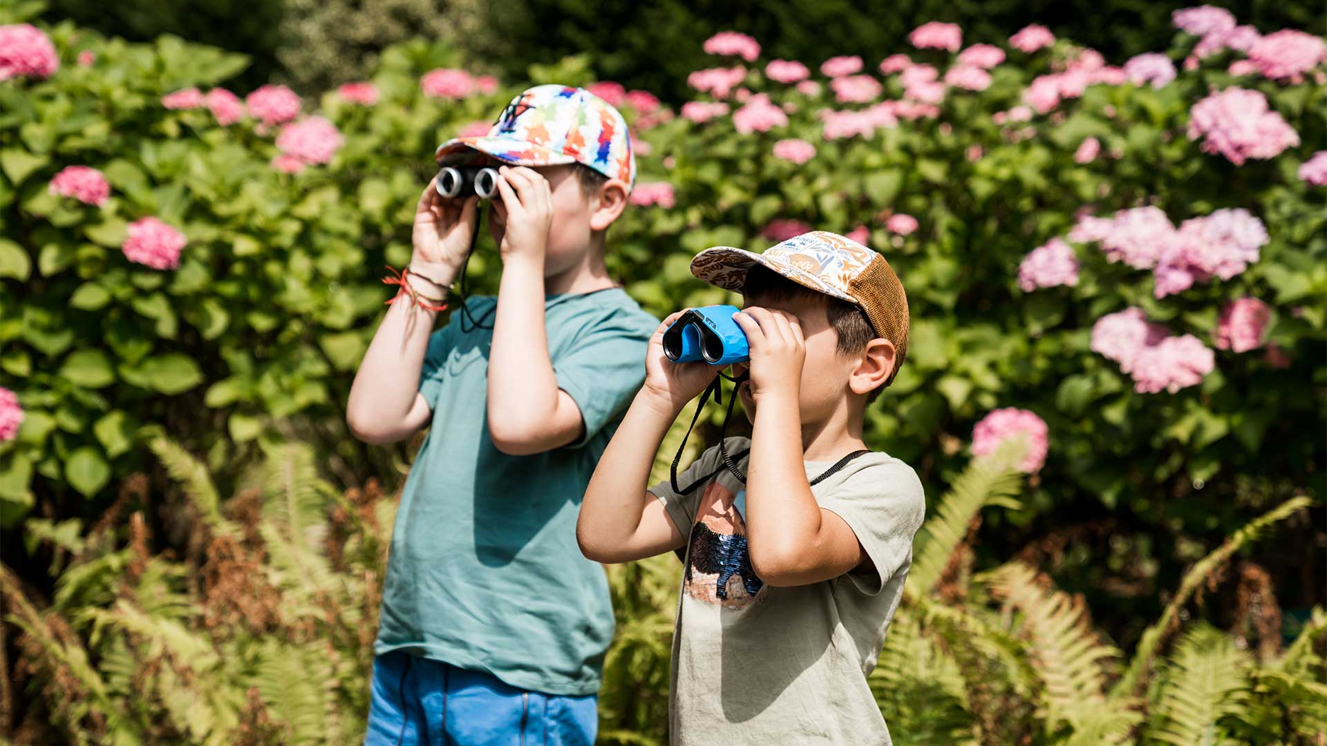 Deux enfants qui observent la biodiversité au Parc zoologique e botanique