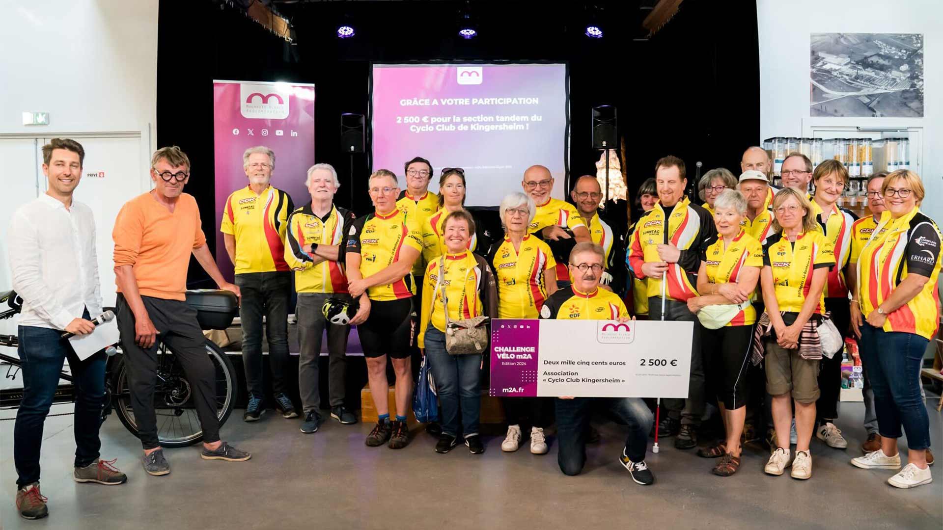 Remise du chèque au Cyclo Club de Kingersheim