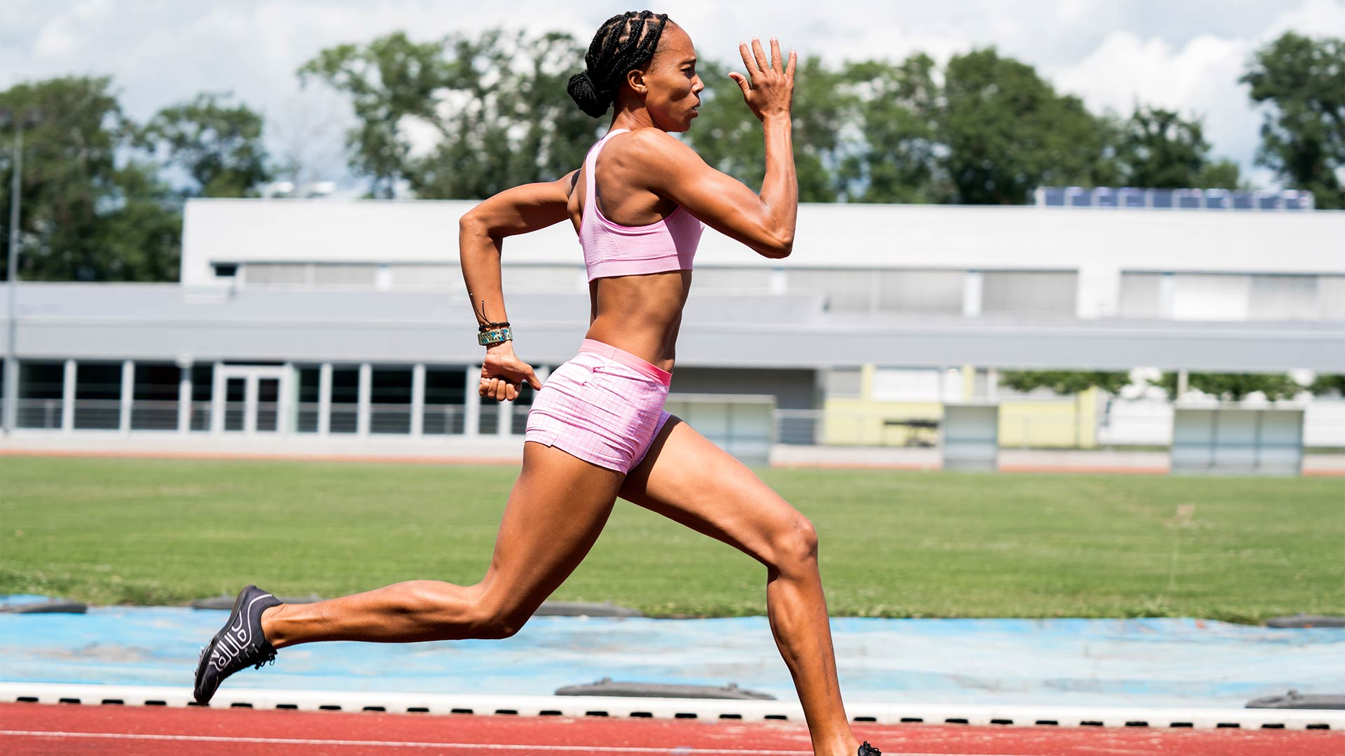 Athlète de Panam Sports qualifiée aux JO 2024 qui s'entraîne dans un équipement sportif de m2A