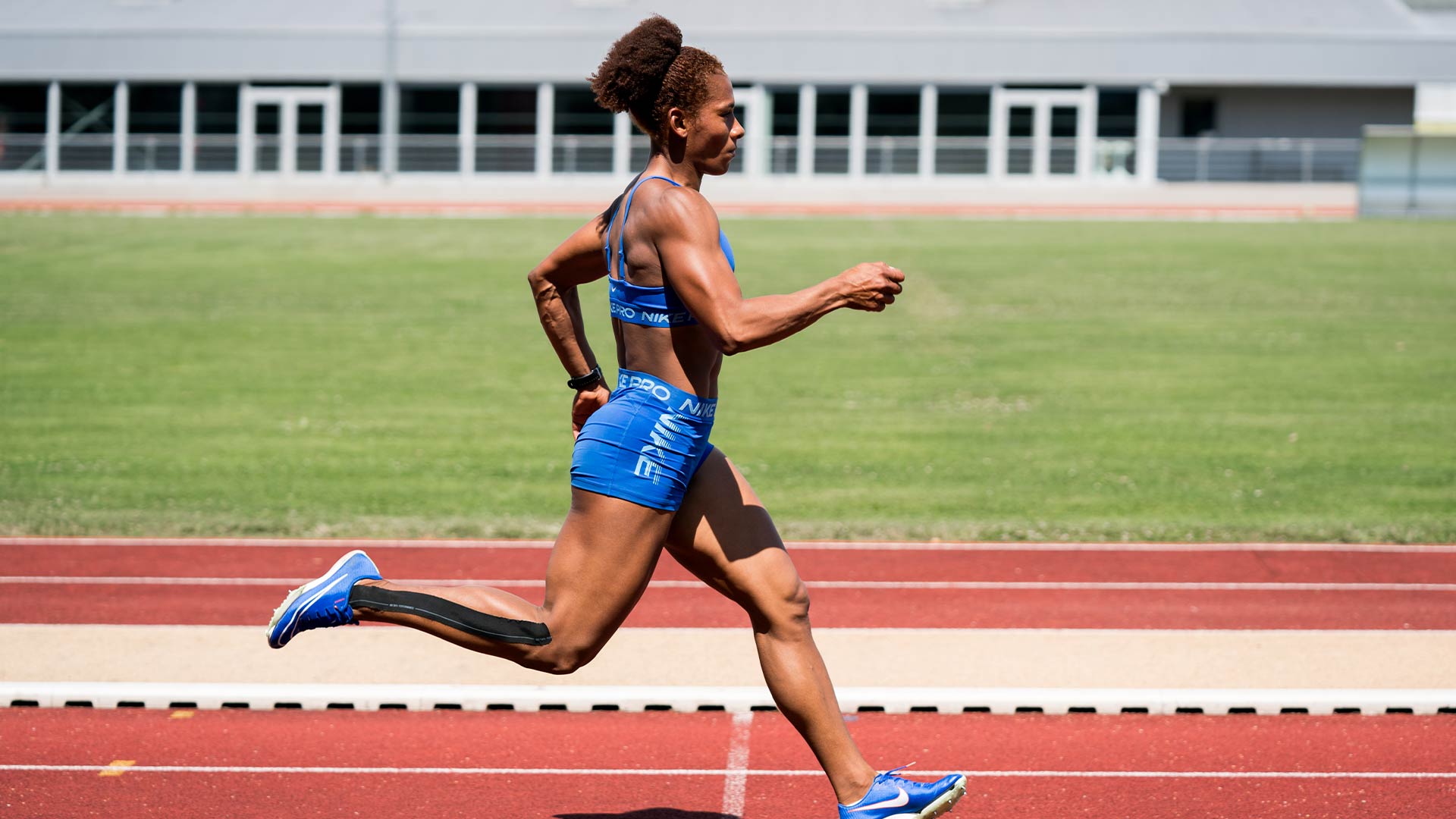 Athlète de Panam Sports qualifiée aux JO 2024 qui s'entraîne dans un équipement sportif de m2A