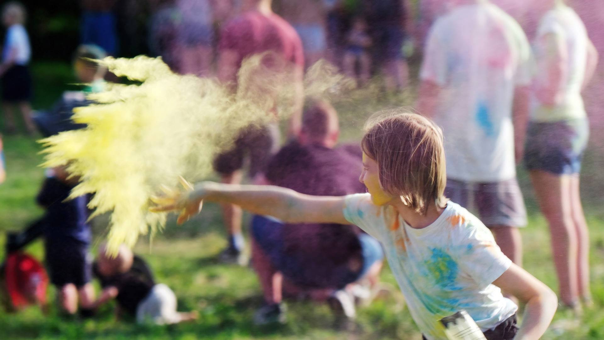 Enfant qui participe à une course "Color Run"