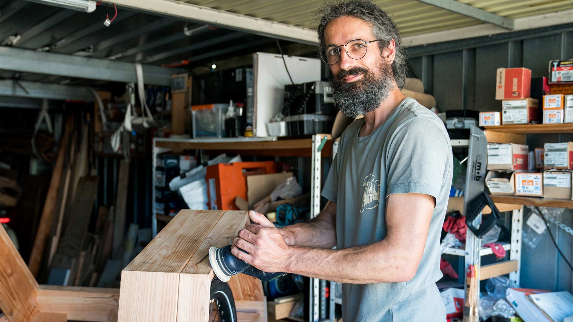 Fabrication en cours d'un prototype de remorque en bois