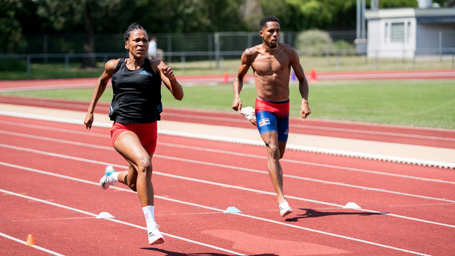 Athlètes de Panam Sports qualifiés aux JO 2024 qui s'entraînent dans un équipement sportif de m2A