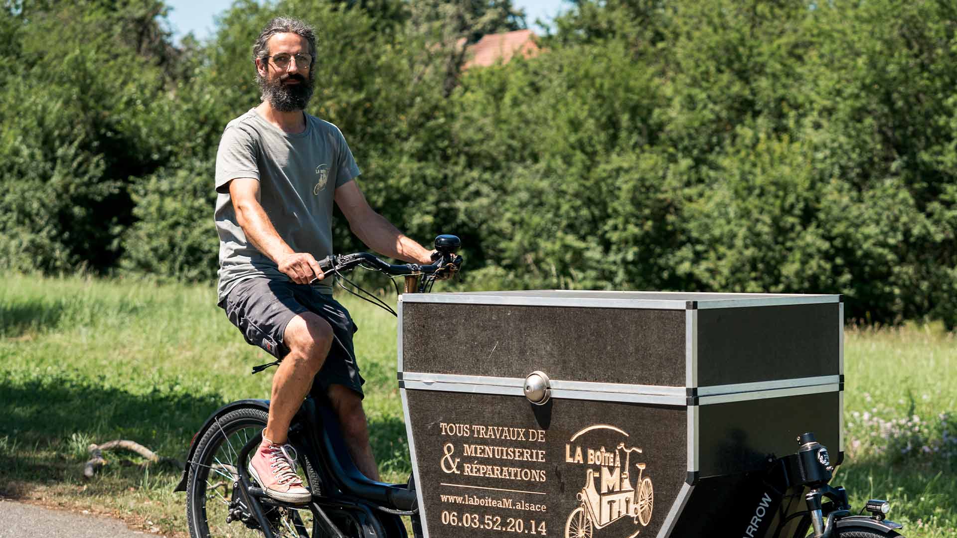 Matthieu Neff, gérant de la "Boîte à M" à vélo 