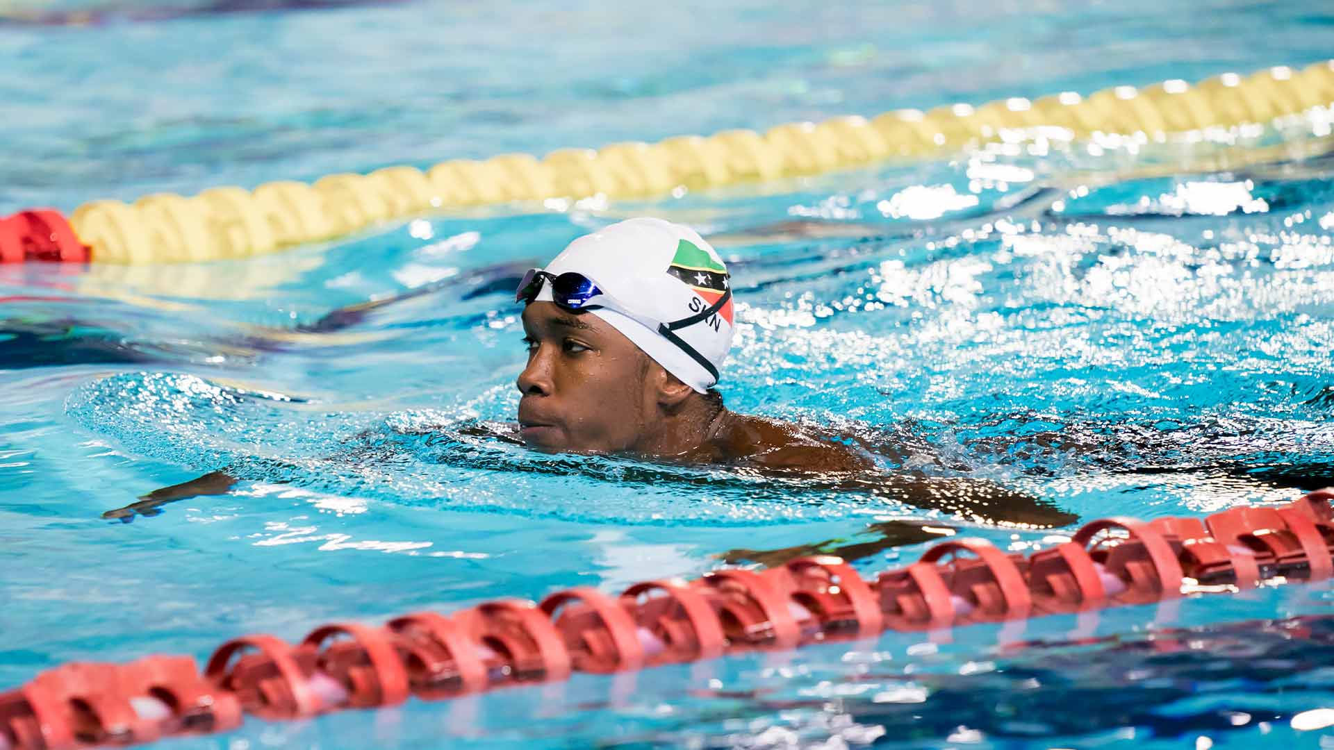 Nageur de Panam Sports qualifié aux JO 2024 qui s'entraîne dans un équipement aquatique de m2A