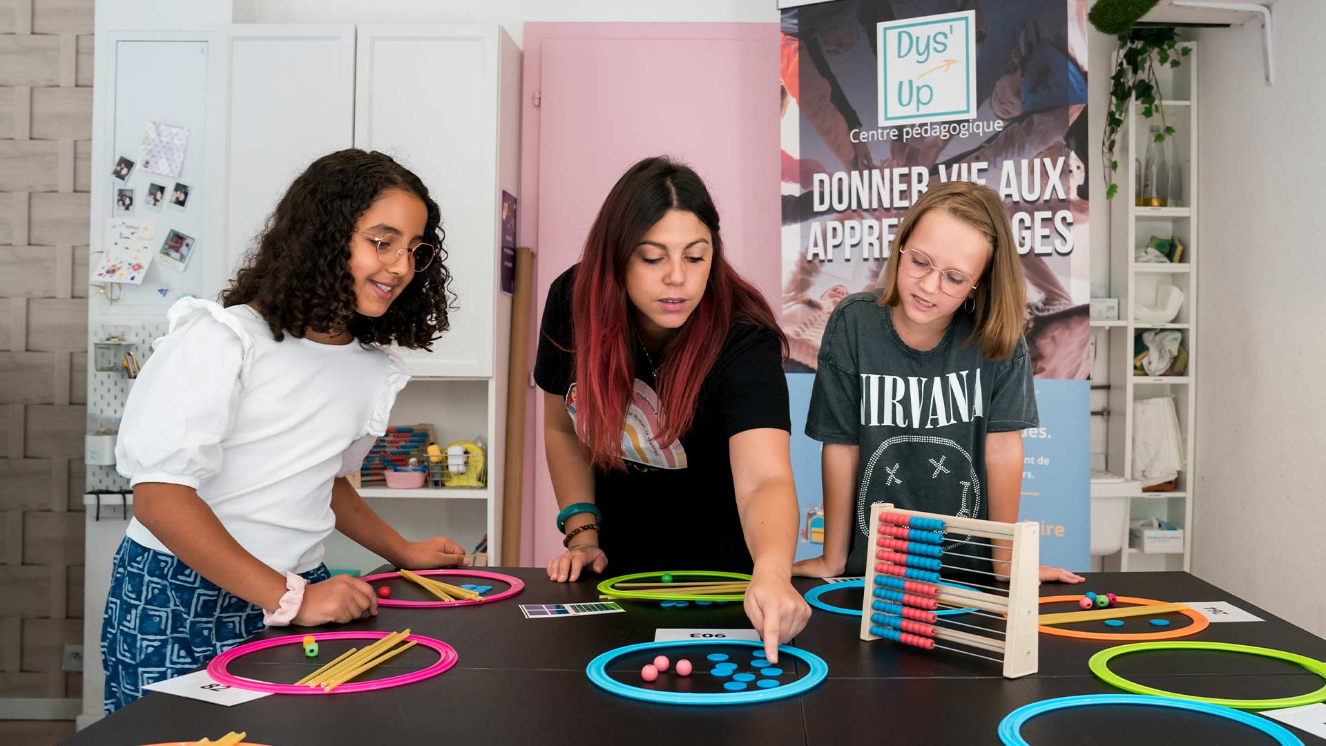 Enfants qui participent à un atelier de soutien scolaire