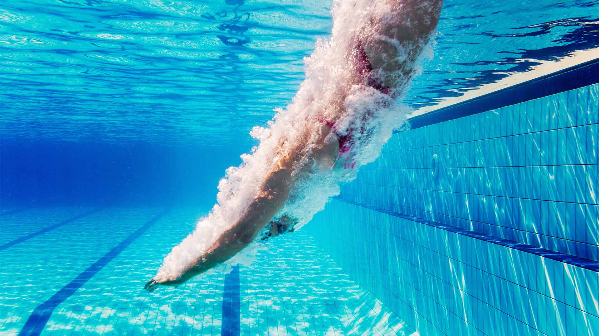 Nageuse qui plonge dans une piscine