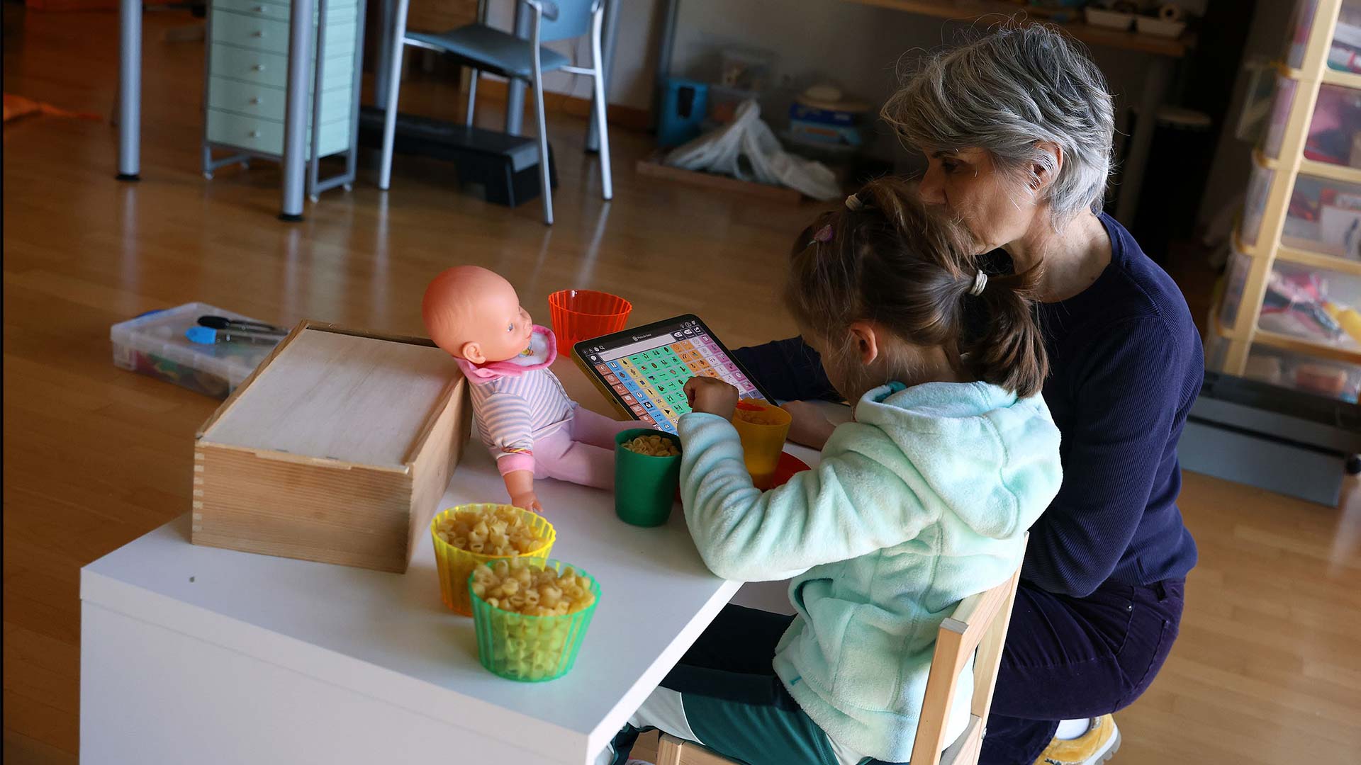 Thérapeute du centre PopUp avec une enfant 