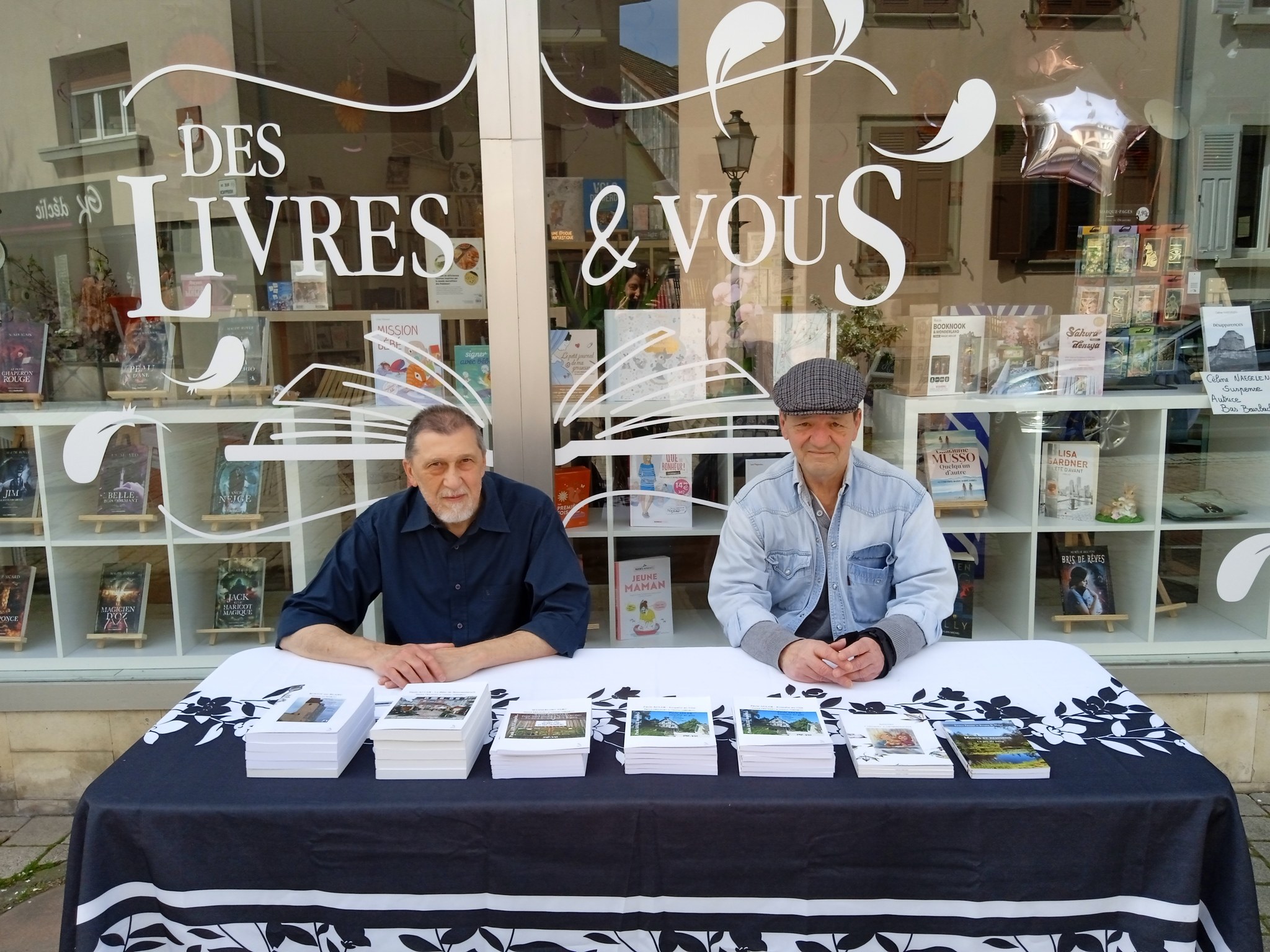 Deux auteurs devant une librairie