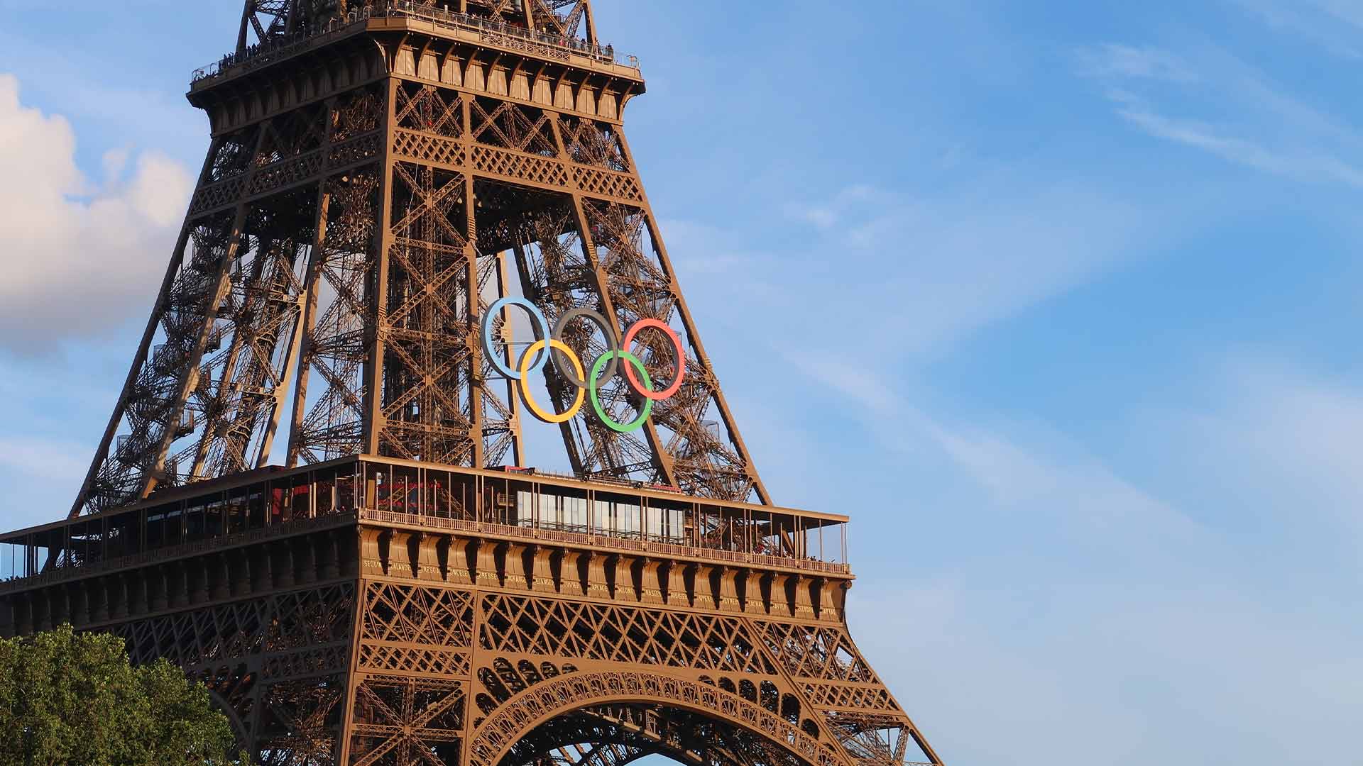 Anneaux olympiques sur la Tour Eiffel de Paris