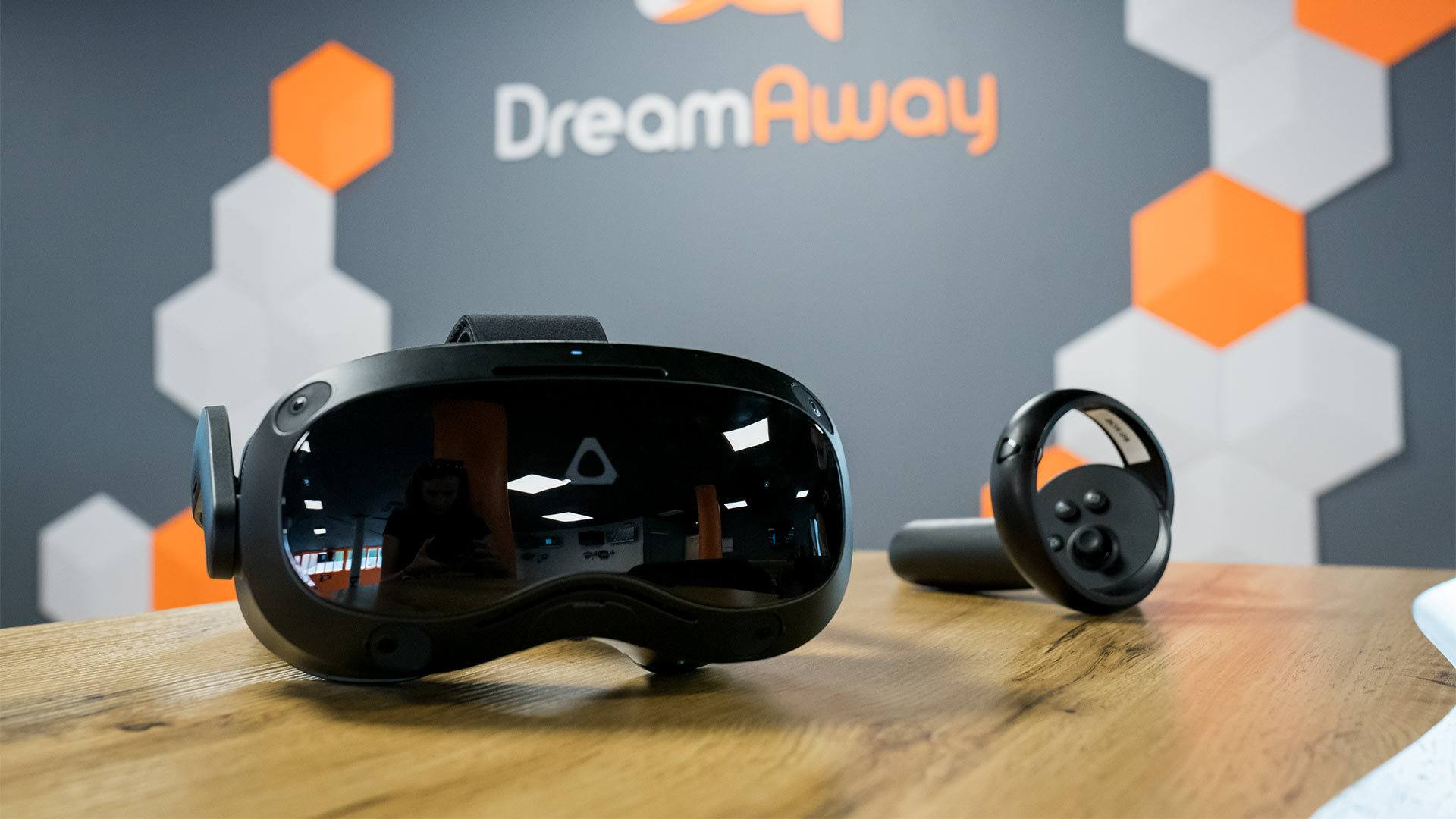 Casque de réalité virtuelle et manette de jeux