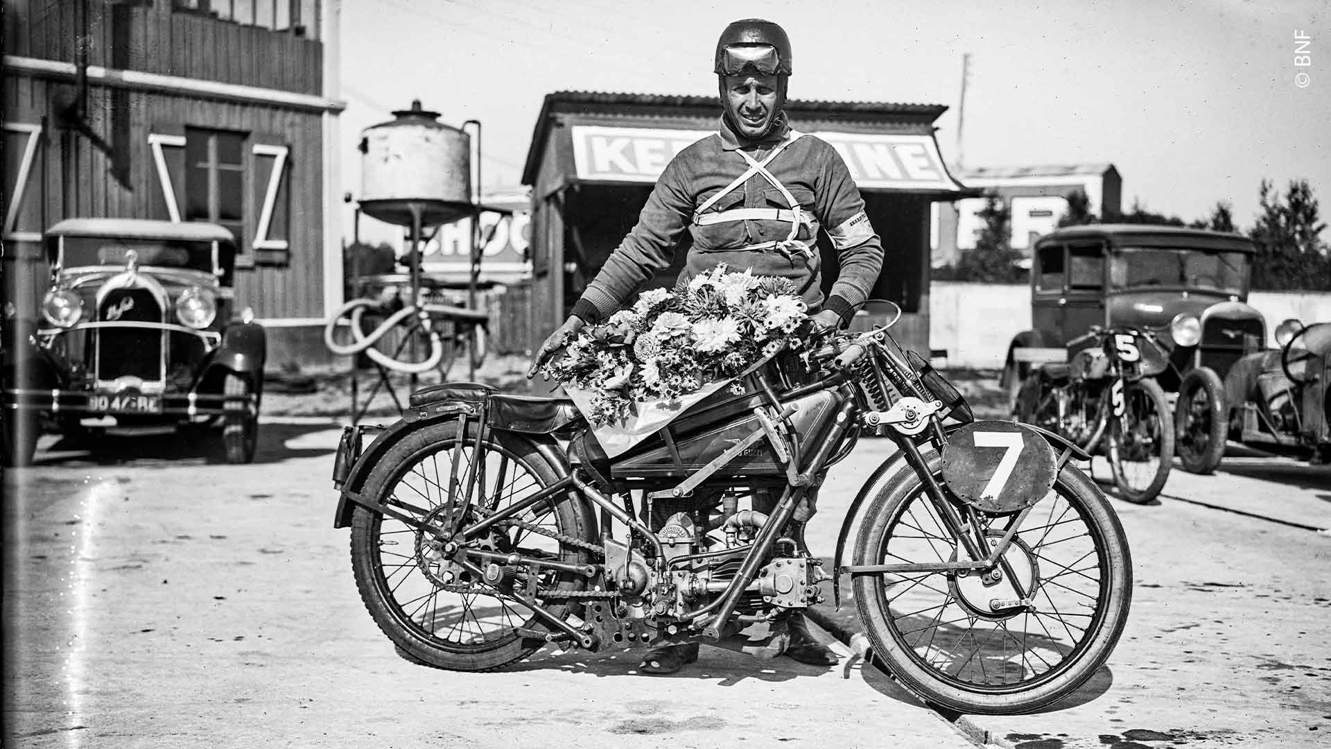 Le pilote Panella sur une moto Guzzi 250 cc à Montlhéry le 4 octobre 1933