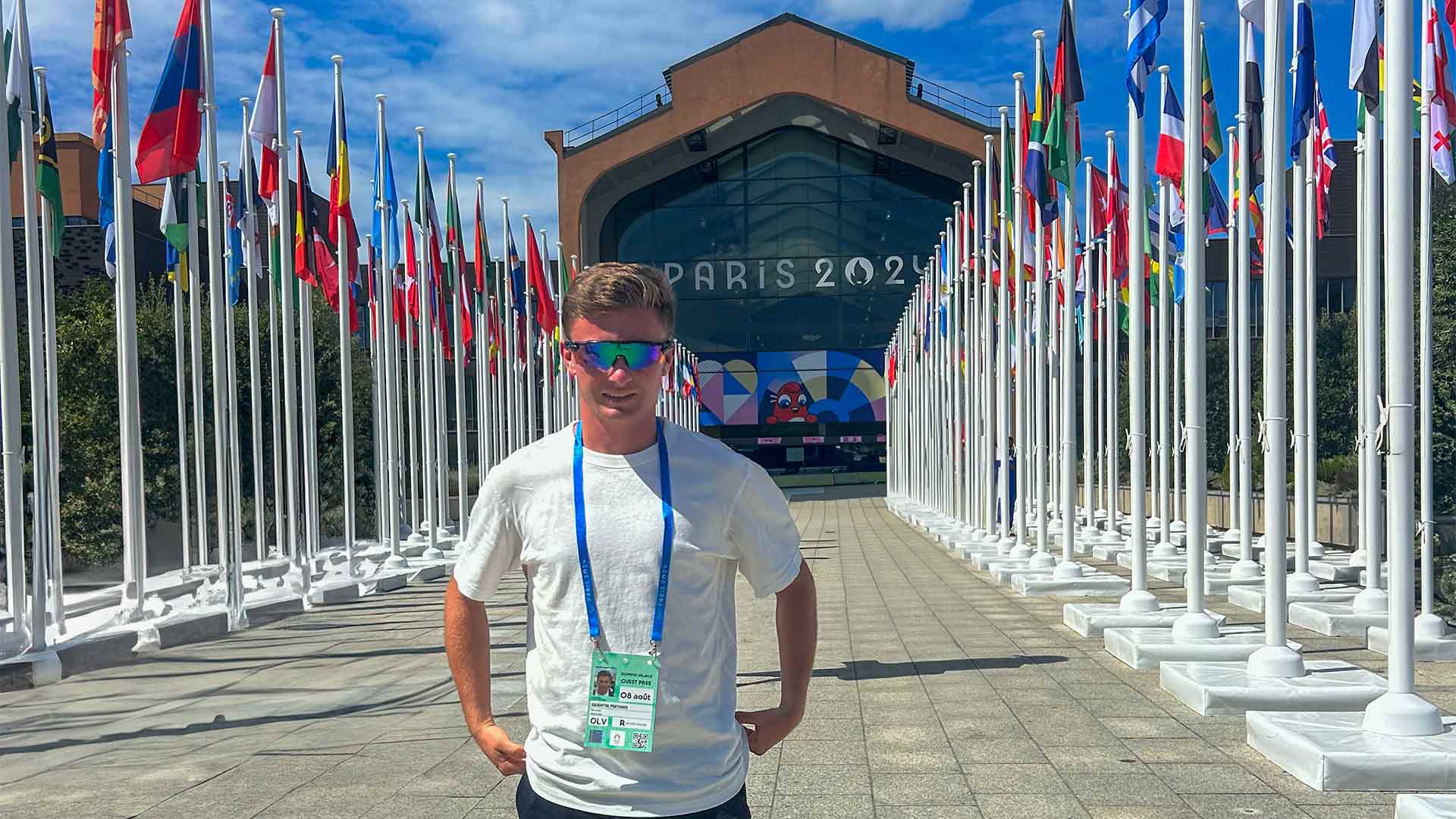 Quentin Mathias, agent m2A, devant le restaurant du Village olympique des JO 2024