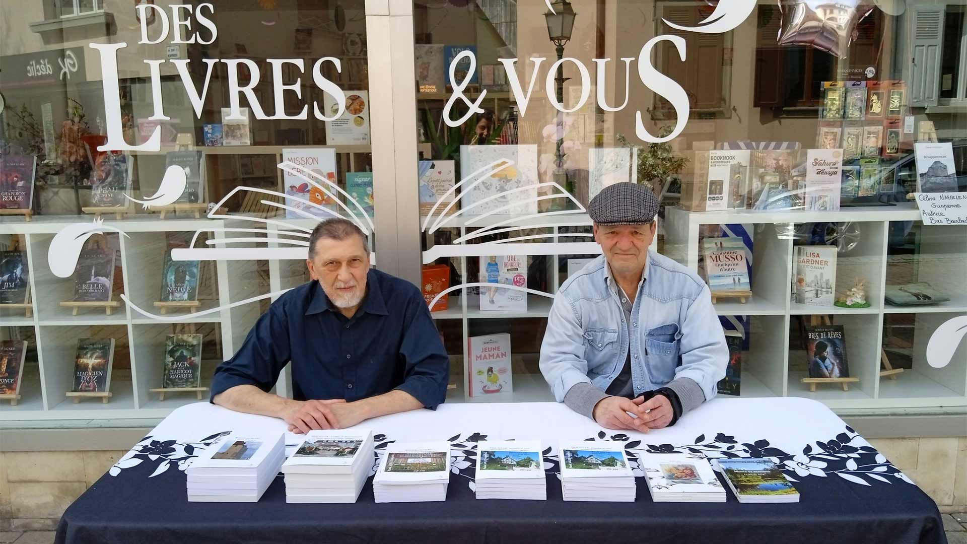 Deux auteurs devant une librairie