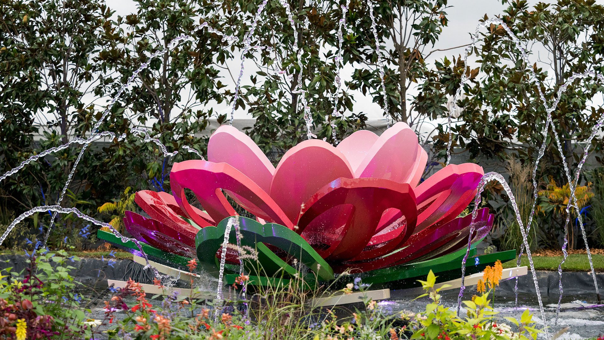 Un décor du jardin "Jardin à fleur d’eau" à l'exposition Folie'Flore se tenant au sein de m2A