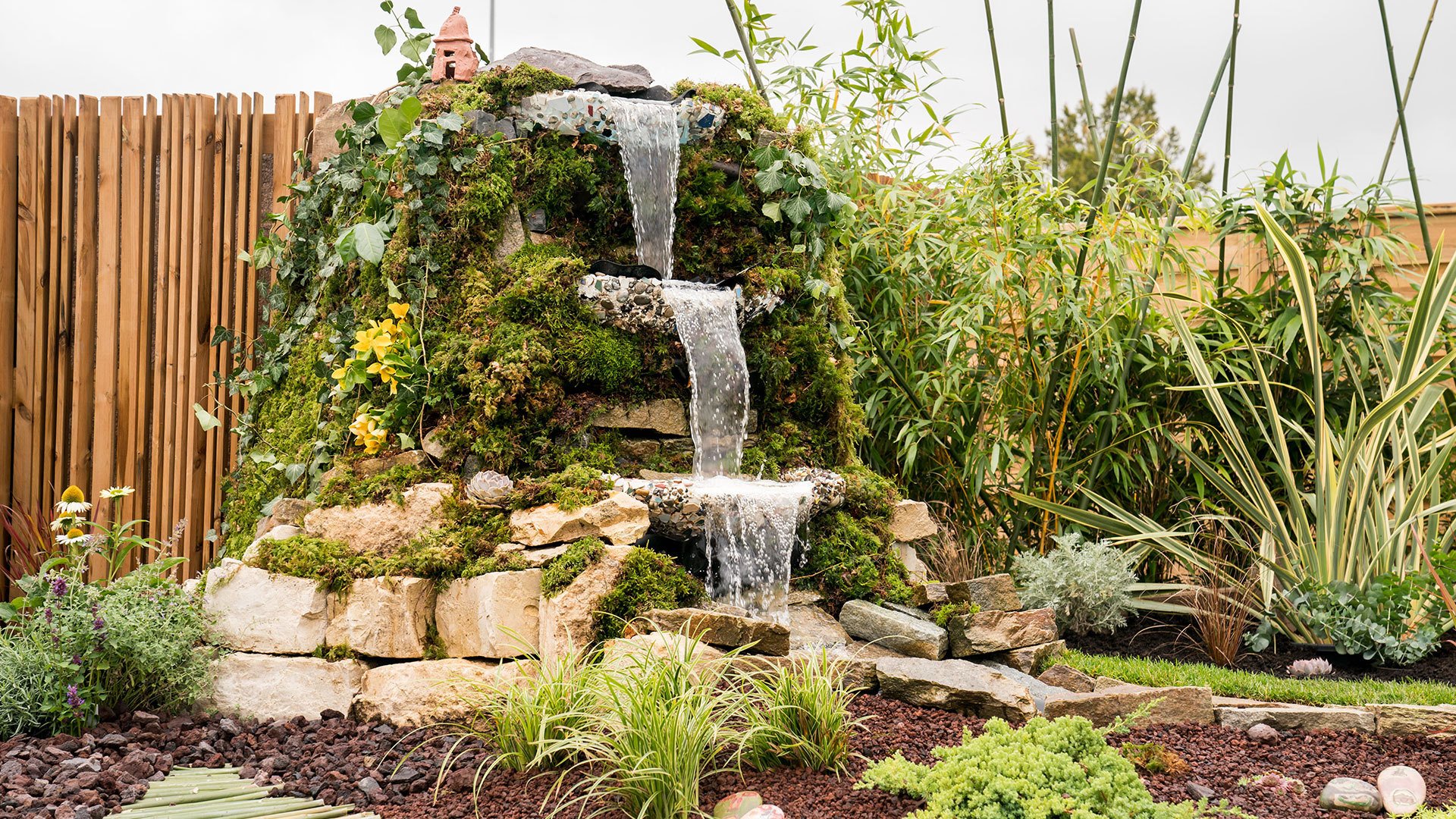 Un décor de jardin créé par l'Association Marguerite Sinclair à l'exposition Folie'Flore, se tenant au sein de m2A