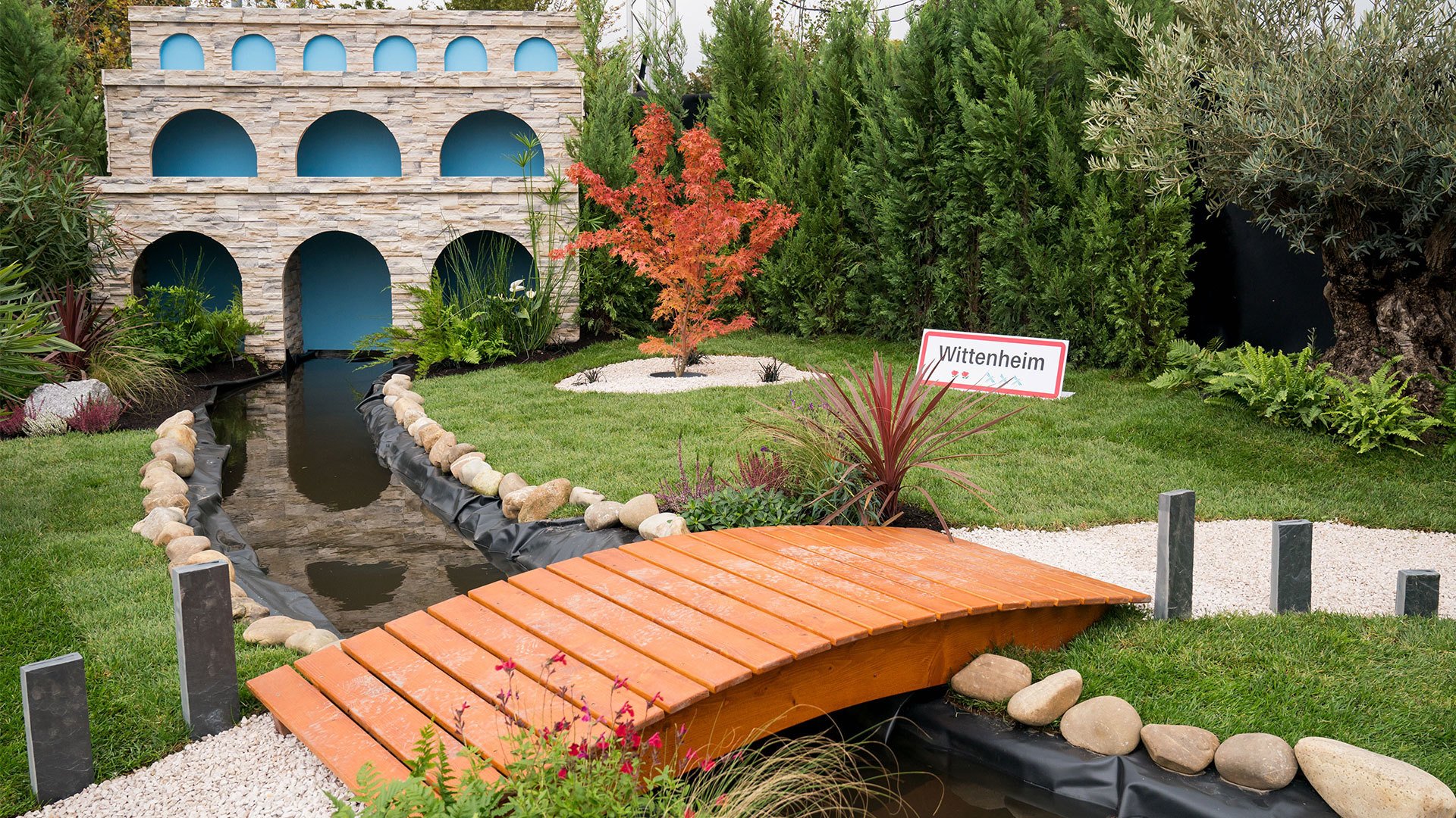 Un décor de jardin créé par la commune de Wittenheim à l'exposition Folie'Flore, se tenant au sein de m2A