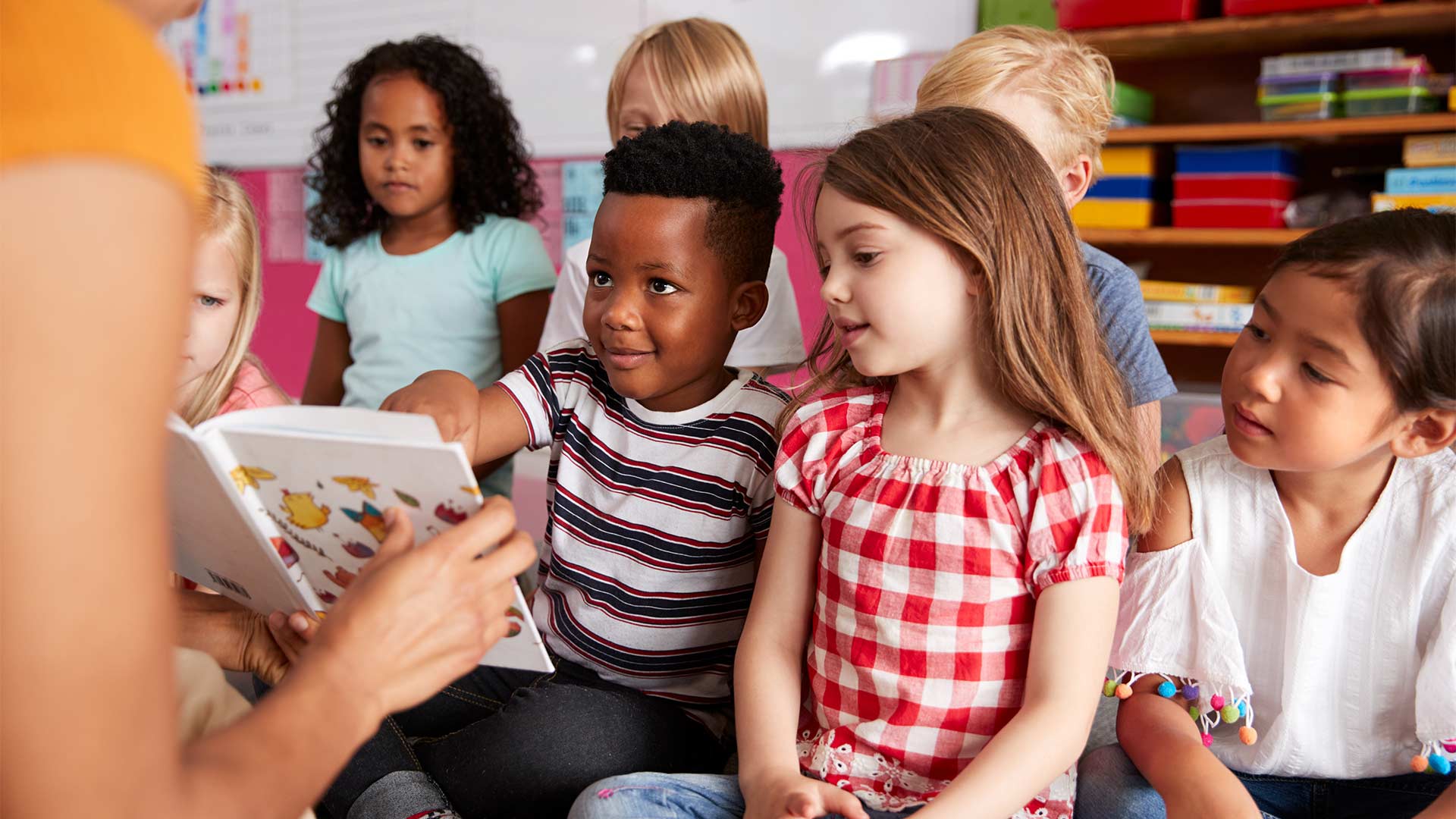 Dame qui lit un livre à des enfants 