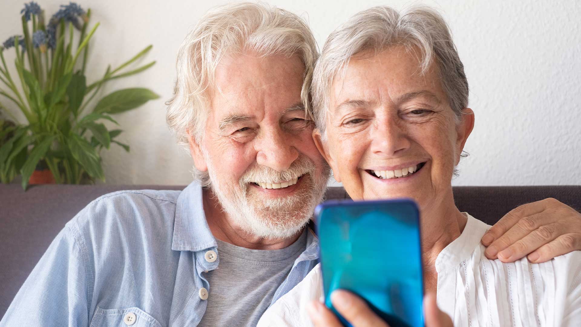 Grands-parents devant un smartphone