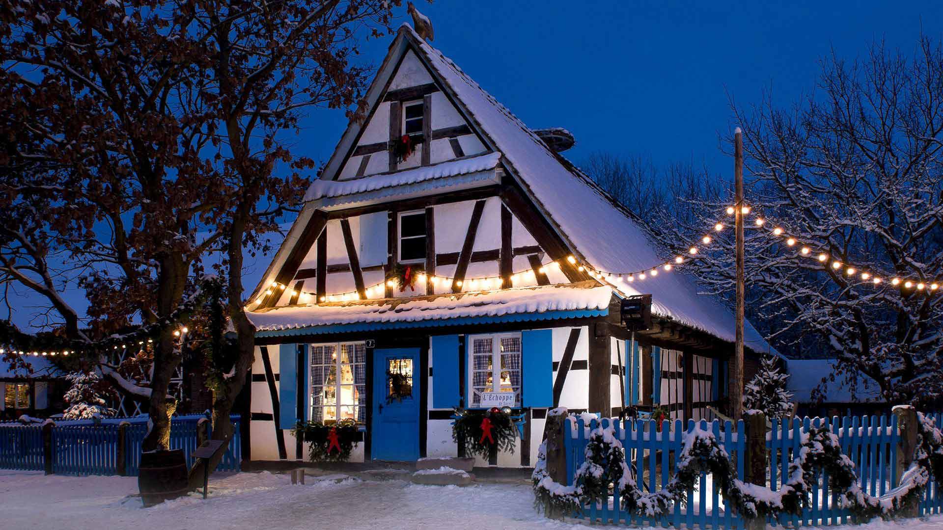 Maison alsacienne enneigée à l'Écomusée d'Alsace à Ungersheim