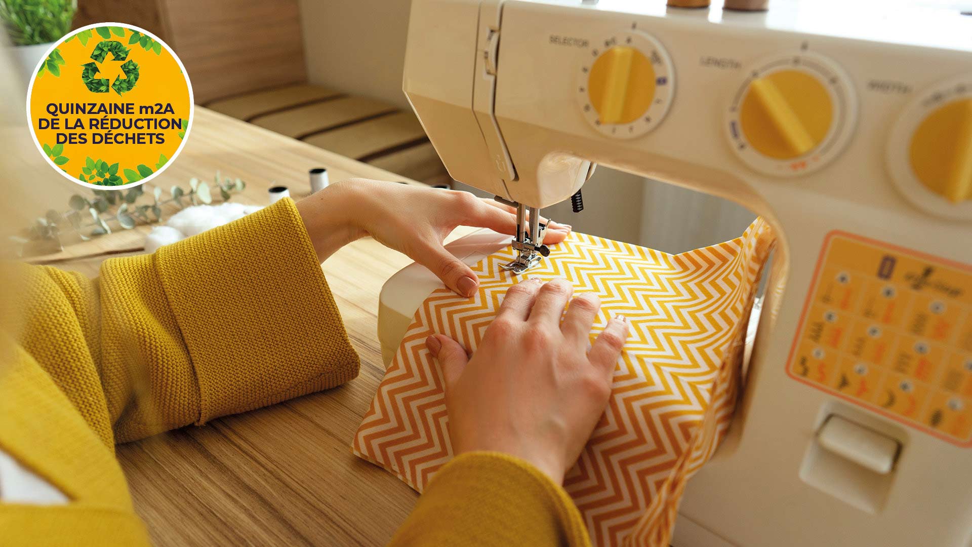 Femme qui utilise une machine à coudre pour coudre un tissu jaune