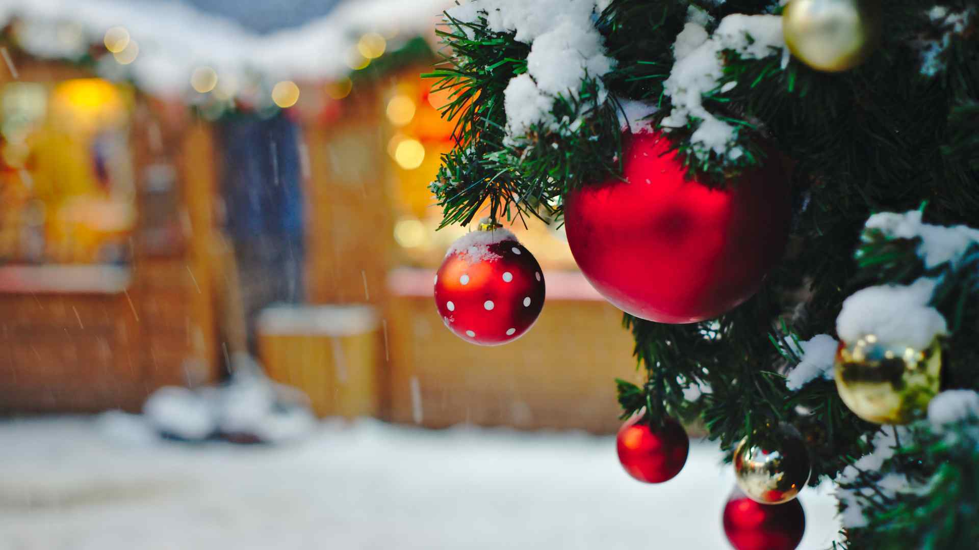 Marché de Noël enneigé