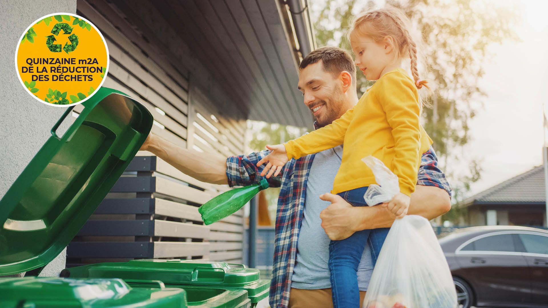 Petite fille qui jette une bouteille plastique dans une poubelle recyclable