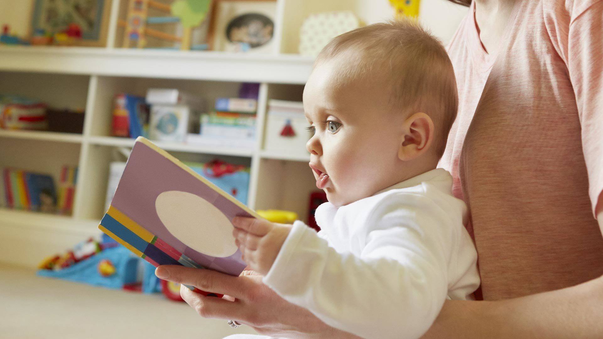 Bébé qui tient un livre