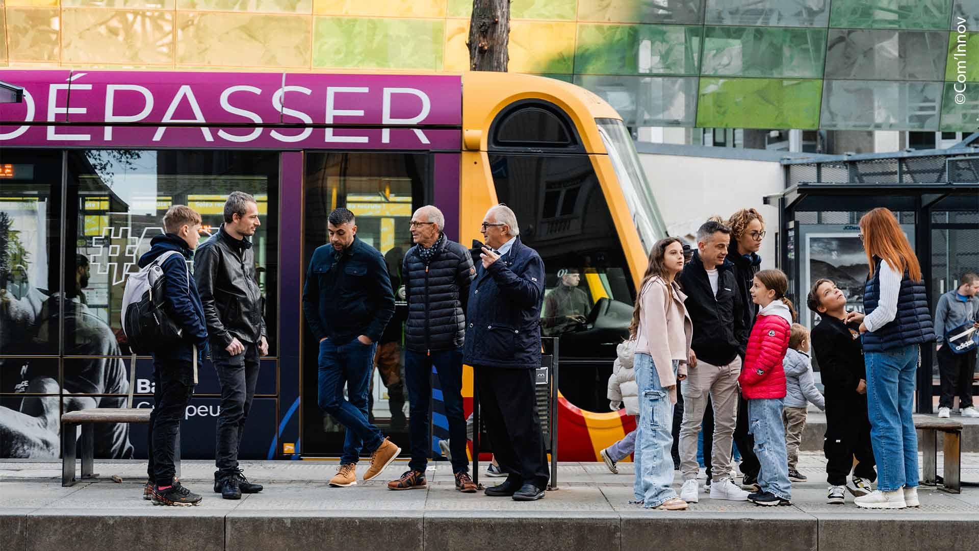 Groupe de personnes sur les quais du tramway