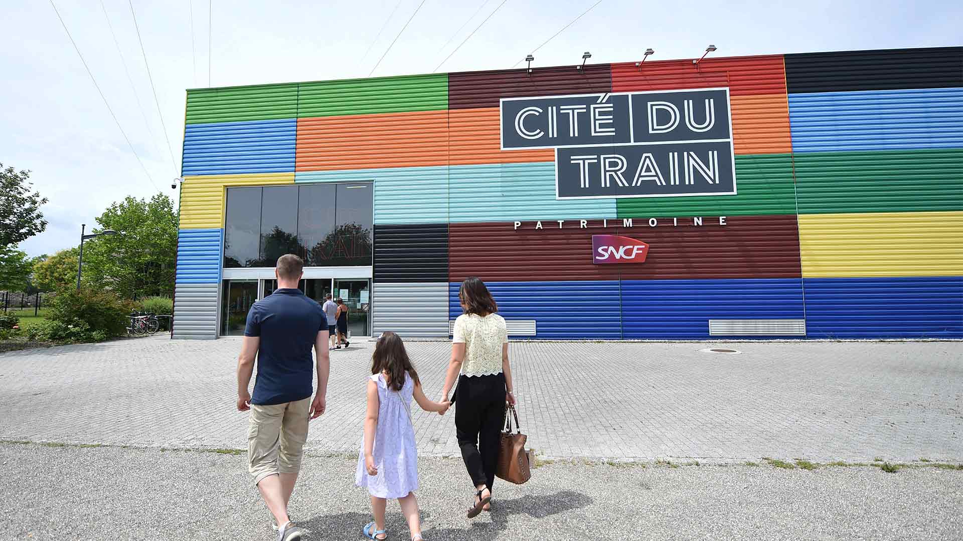 Façade colorée de la Cité du Train - Patrimoine SNCF à Mulhouse