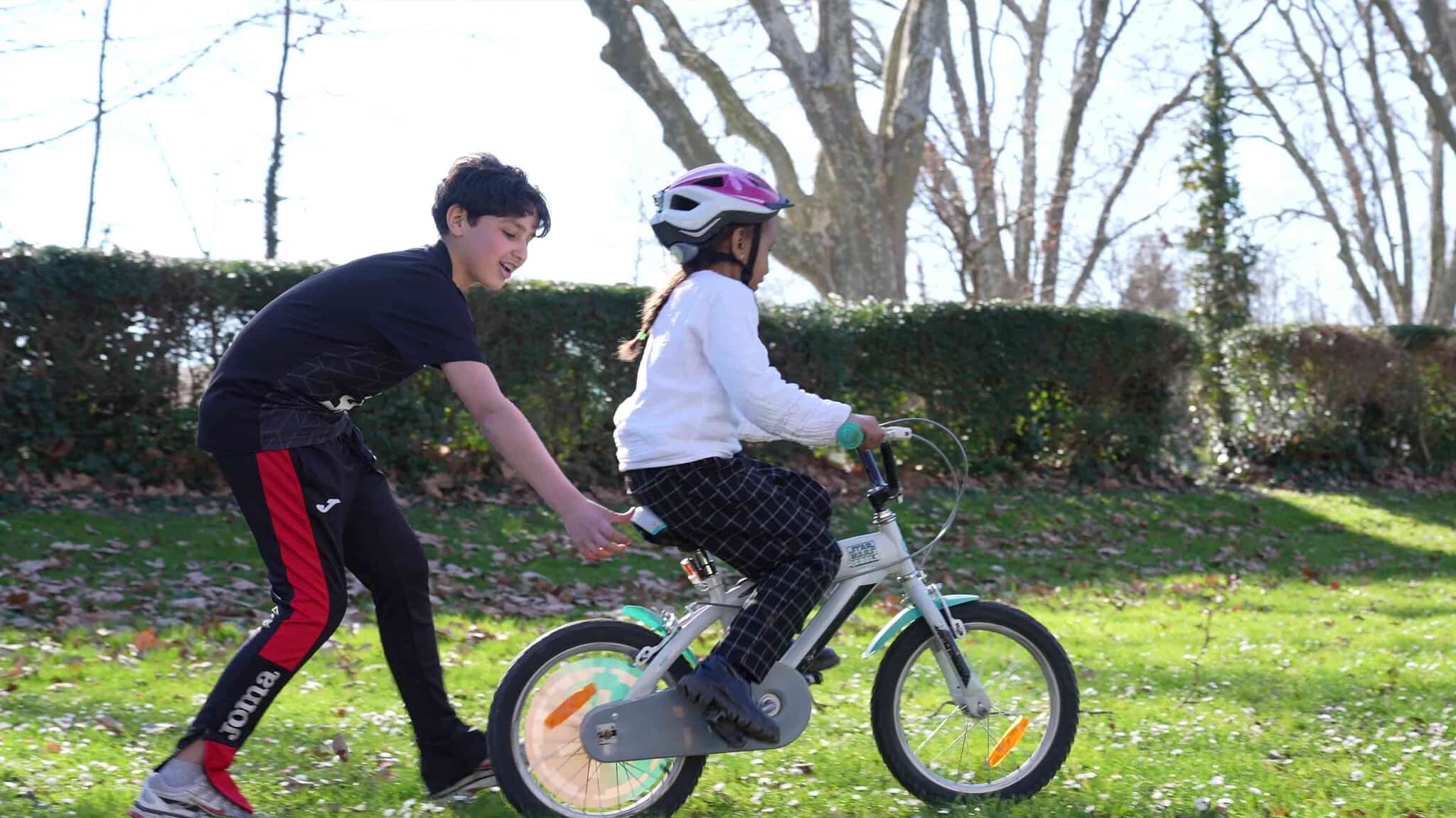 Fillette qui apprend à faire du vélo