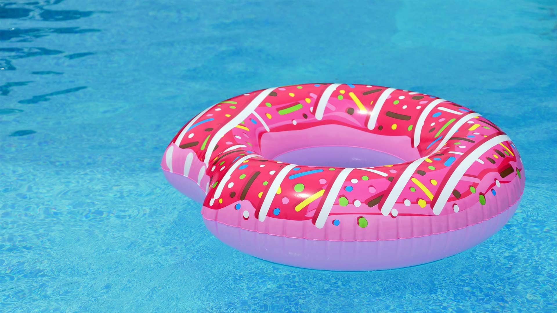 Bouée en forme de donuts dans une piscine