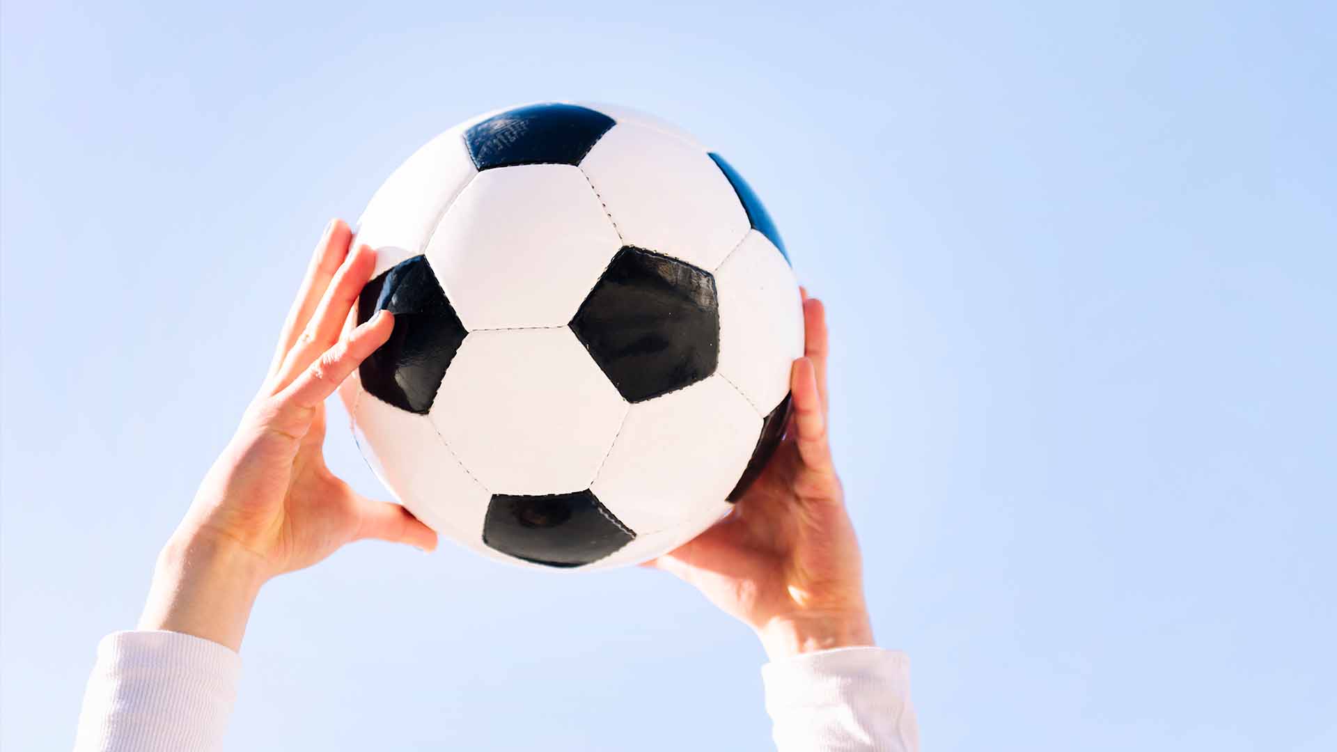 Ballon de foot tenu en l'air