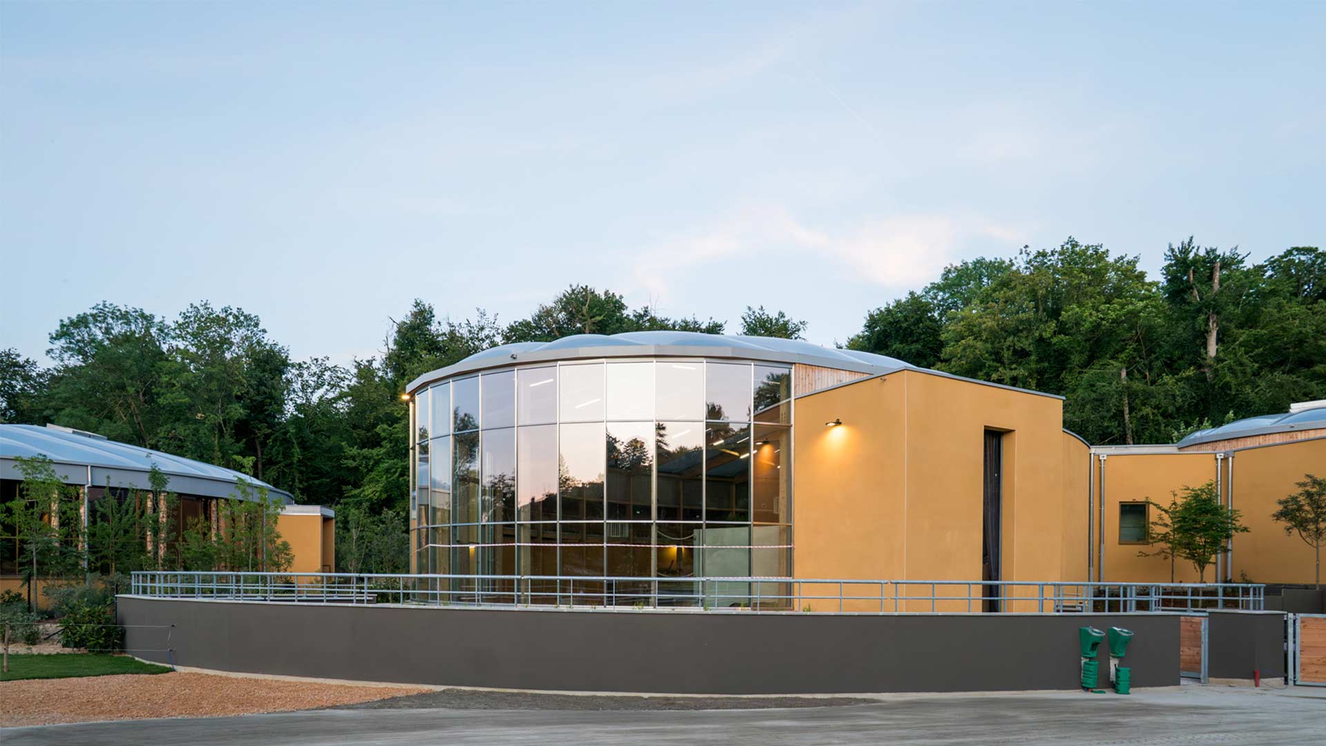 Extérieur du bâtiment de l'enclos des girafes à l'espace "Horizon Afrique" - Parc Zoologique et Botanique de Mulhouse